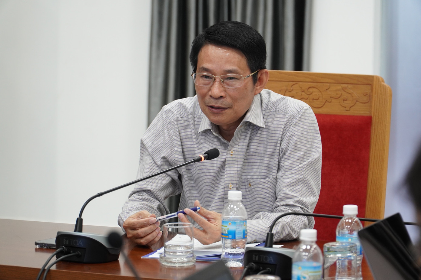 Ông Đinh Văn Thiệu - Phó Chủ tịch UBND tỉnh Khánh Hòa chỉ đạo tại cuộc họp.