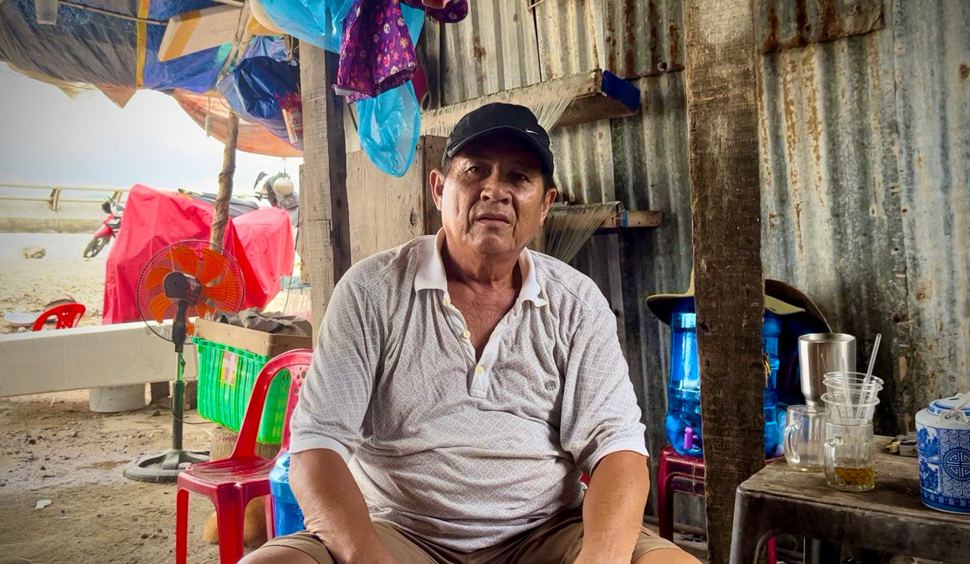 Ông Nguyễn Văn Long (60 tuổi) cho biết: “Những lần phải di dời để đảm bảo an toàn khi có mưa bão chúng tôi rất bất tiện vì bị thất lạc đồ đạc, giấy tờ. Nay nhà cửa bị hư hỏng nhiều nhưng tôi không biết khi nào phải dọn đi nên cũng không dám sửa sang. Người dân ở đây đều mong muốn nhanh chóng được di dời đến nơi ở mới để ổn định cuộc sống”. Ông Nguyễn Văn Long (60 tuổi) cho biết: “Những lần phải di dời để đảm bảo an toàn khi có mưa bão chúng tôi rất bất tiện vì bị thất lạc đồ đạc, giấy tờ. Nay nhà cửa bị hư hỏng nhiều nhưng tôi không biết khi nào phải dọn đi nên cũng không dám sửa sang. Người dân ở đây đều mong muốn nhanh chóng được di dời đến nơi ở mới để ổn định cuộc sống”.