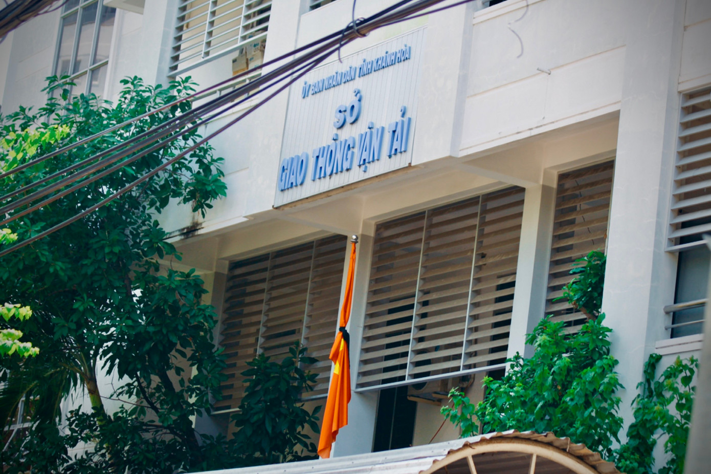 Trên cột cờ trụ sở làm việc của các cơ quan, tổ chức ở TP. Nha Trang đã treo cờ rủ. Trên cột cờ trụ sở làm việc của các cơ quan, tổ chức ở TP. Nha Trang đã treo cờ rủ.