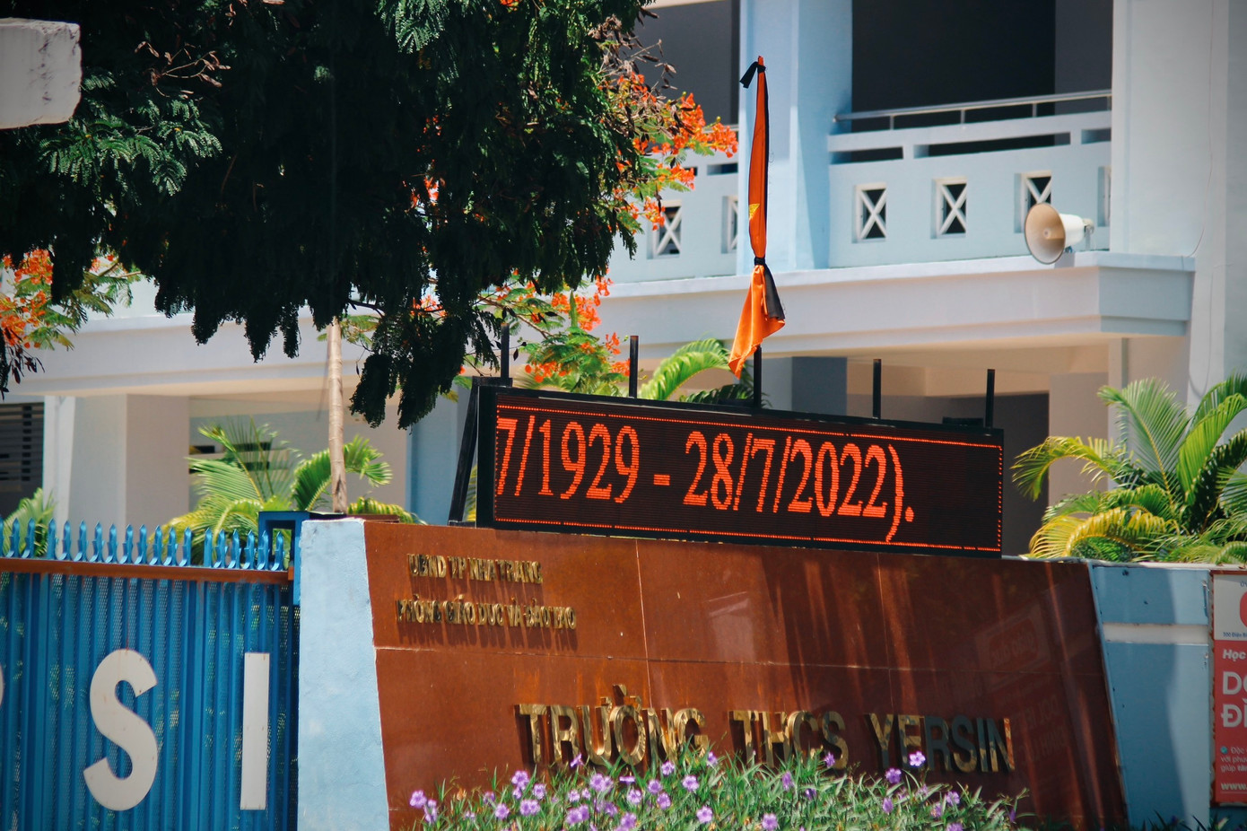 Đồng loạt các trường học trên địa bàn đã treo cờ rủ. Đồng loạt các trường học trên địa bàn đã treo cờ rủ.