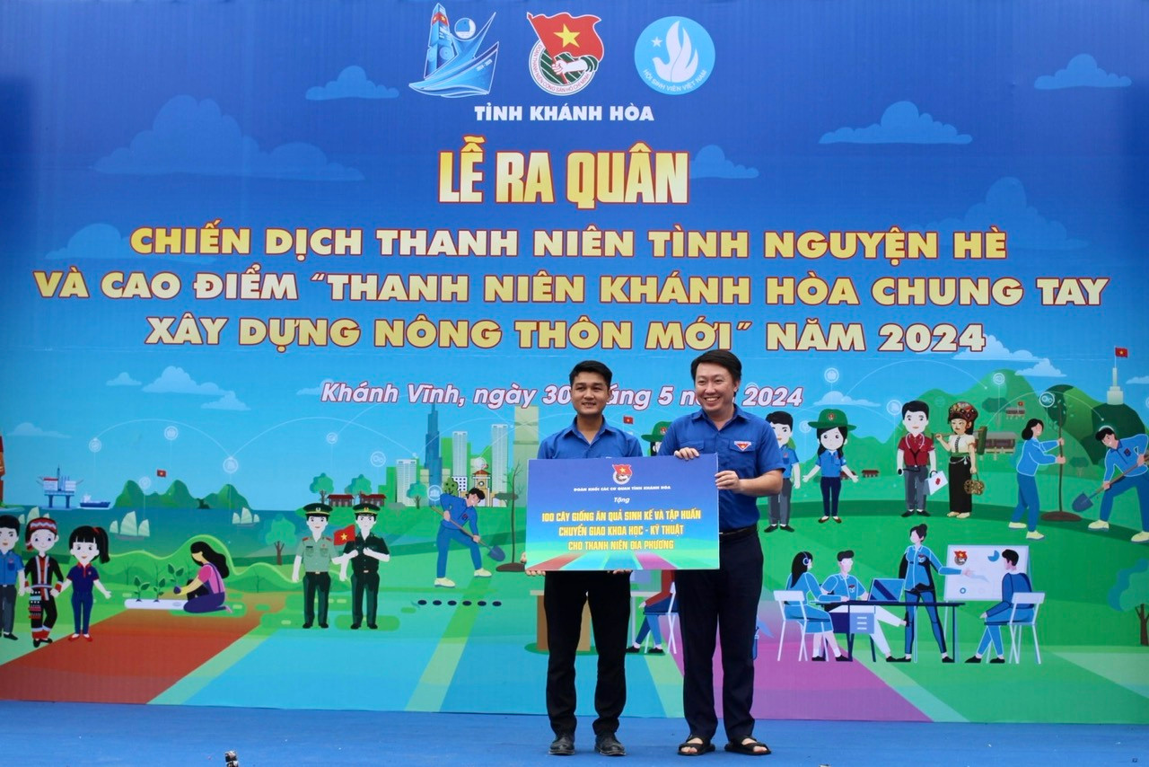 Nhằm hỗ trợ đoàn viên, thanh niên có hoàn cảnh khó khăn phát triển kinh tế, đoàn khối các cơ quan tỉnh và đội tri thức trẻ cấp tỉnh đã trao tặng cho thanh niên huyện Khánh Vĩnh 100 cây giống ăn quả sinh kế.