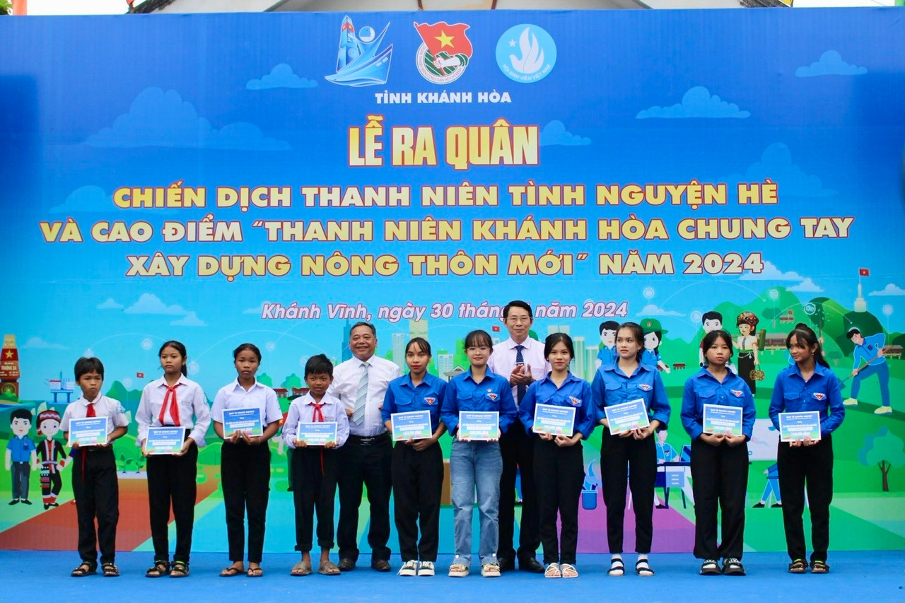 Dịp này, ban tổ chức đã trao tặng 20 suất học bổng cho các em học sinh vượt khó học giỏi thuộc diện hộ nghèo, cận nghèo và 20 suất quà cho thanh niên có hoàn cảnh khó khăn, vượt khó trên địa bàn huyện Khánh Vĩnh.