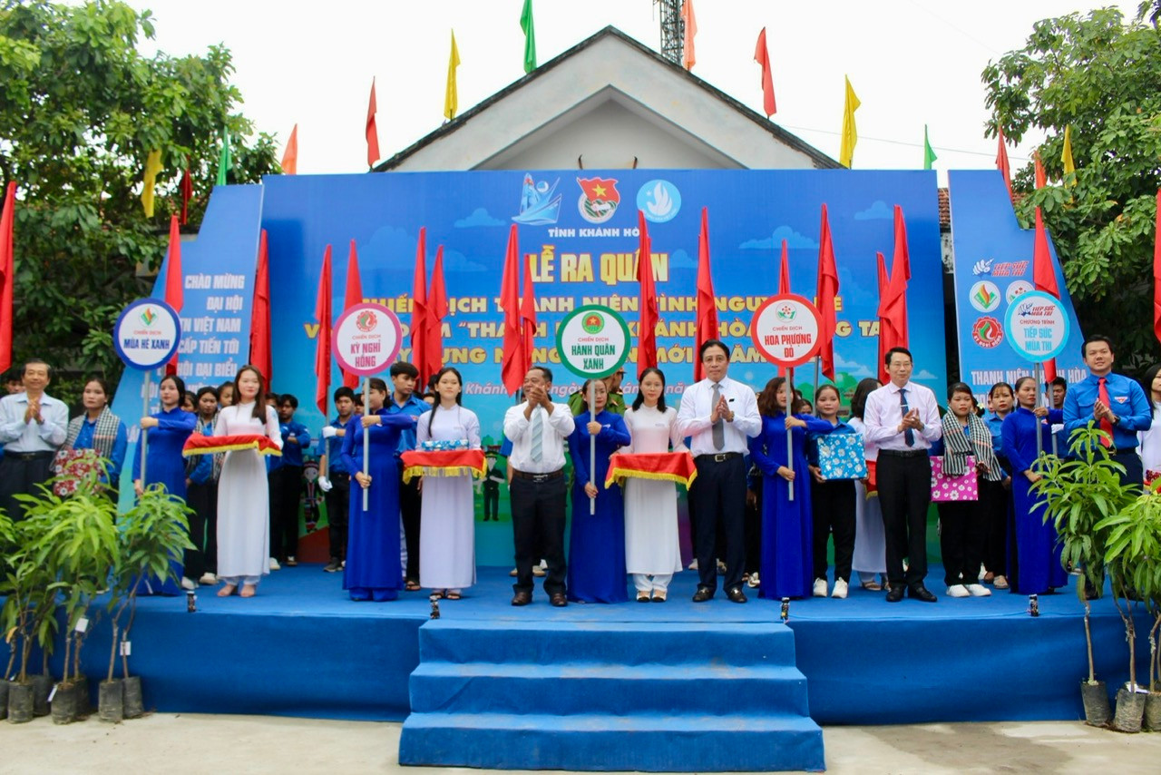 Lễ ra quân được tổ chức tại xã Khánh Bình, huyện Khánh Vĩnh, tỉnh Khánh Hòa đã thu hút sự tham gia của khoảng 400 đoàn viên, thanh niên trên địa bàn. Tại buổi lễ, Tỉnh Đoàn Khánh Hòa đã ra mắt 5 đội hình thanh niên tình nguyện gồm: Tiếp sức mùa thi, Mùa hè xanh, Hoa phượng đỏ, Kỳ nghỉ hồng, Hành quân xanh với phương châm rộng khắp an toàn - hiệu quả - bền vững.