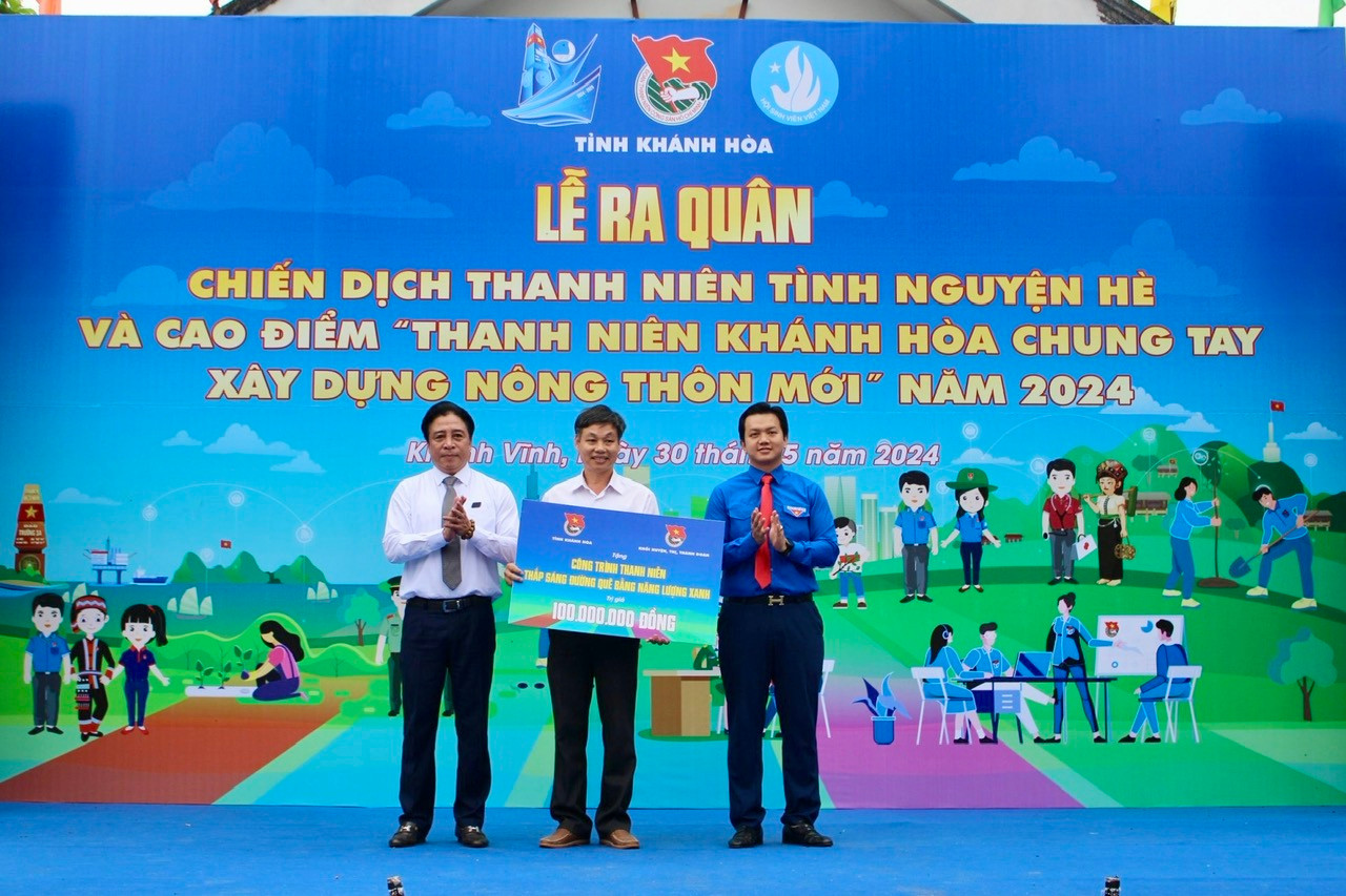 Tại buổi lễ, Tỉnh Đoàn Khánh Hòa đã trao tặng xã Khánh Bình, huyện Khánh Vĩnh công trình thanh niên thắp sáng đường quê bằng năng lượng xanh trị giá 100 triệu đồng.