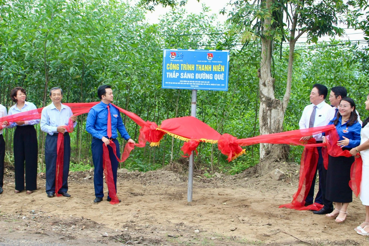 Ngay sau buổi lễ, các đại biểu đã tiến hành khánh thành công trình thanh niên “Thắp sáng đường quê bằng năng lượng xanh” tại thôn Cà Hon, xã Khánh Bình, huyện Khánh Vĩnh. Công trình gồm 40 trụ đèn năng lượng mặt trời trải đều trên tuyến đường dài 1,5km.