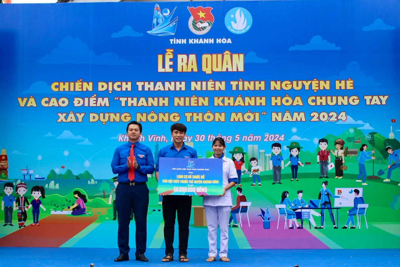Hội LHTN Việt Nam tỉnh Khánh Hòa cũng trao tặng cho Hội LHTN Việt Nam huyện Khánh Vĩnh và câu lạc bộ thầy thuốc trẻ huyện Khánh Vĩnh 1000 cơ số thuốc bổ thực hiện chương trình “Thầy thuốc trẻ làm theo lời Bác” tại địa phương trị giá 50 triệu đồng.