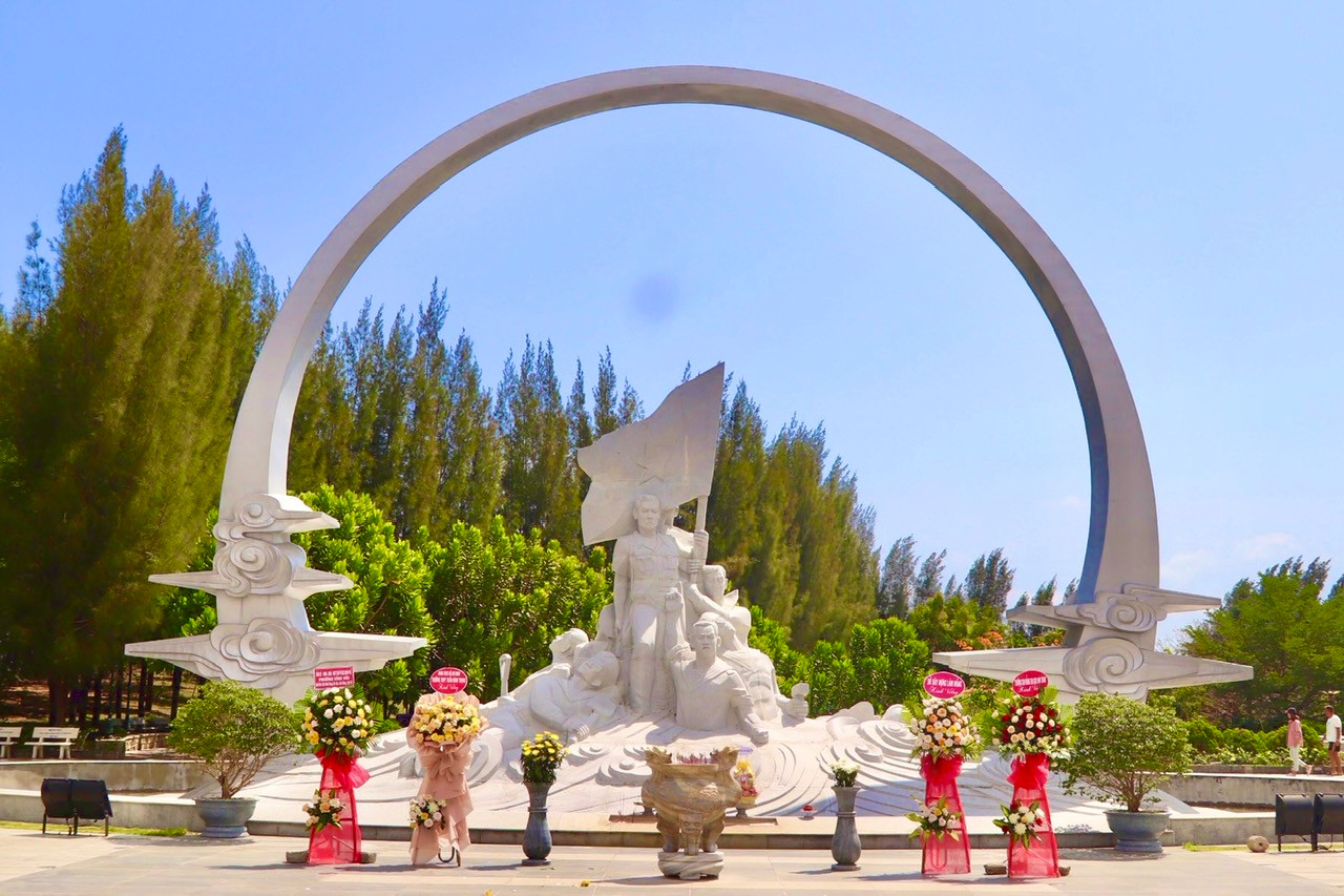 Điểm nhấn của Khu tưởng niệm là tượng đài “Những người nằm lại phía chân trời” khắc họa hình ảnh 64 người con quả cảm, trong giây phút cuối cùng, vẫn giữ chặt lá cờ Tổ quốc trên tay để đánh dấu chủ quyền trên đá Gạc Ma. Trước lúc hy sinh, các anh đứng thành vòng tròn, bất chấp mũi lê, làn đạn của kẻ thù, quyết tâm bảo vệ lá cờ Tổ quốc giữa mênh mông sóng nước Trường Sa.