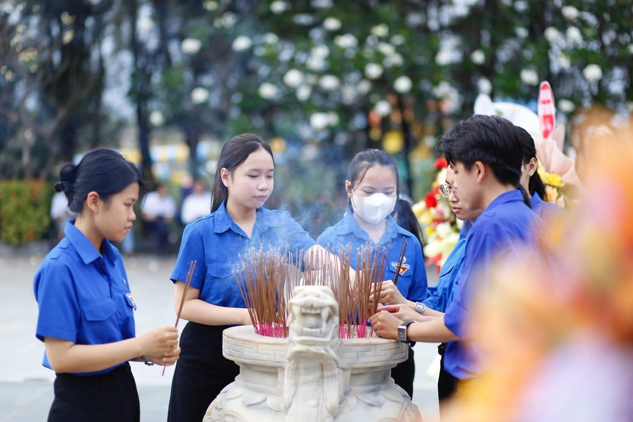 Những ngày tháng 3 này, rất nhiều đoàn học sinh, sinh viên, người dân và du khách đã đến dâng nén nhang thơm bày tỏ lòng tri ân và cầu mong các anh được yên nghỉ.