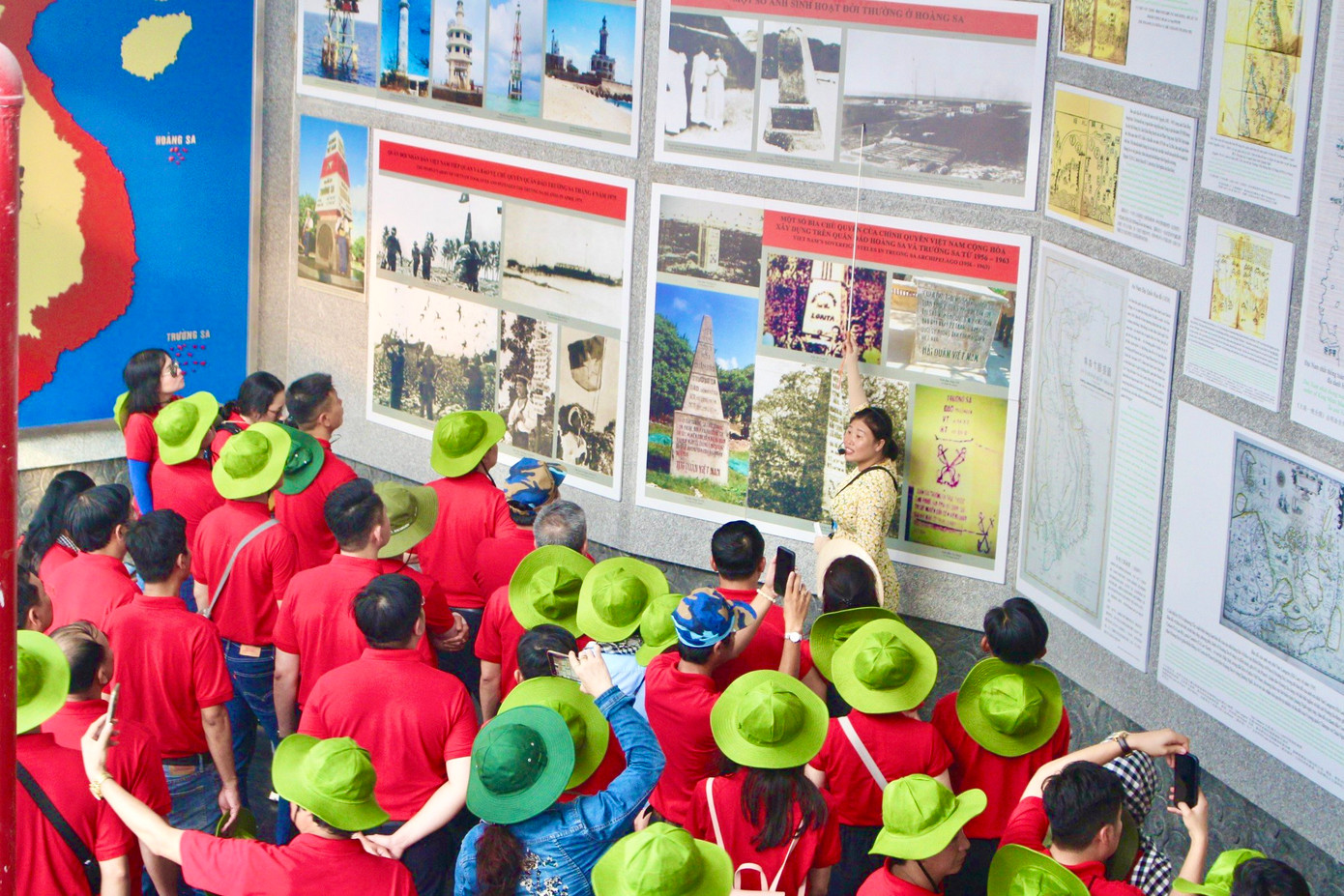 Còn với du khách, đặc biệt thế hệ trẻ, đó là những câu chuyện xúc động kể về những người anh hùng đã hy sinh để bảo vệ biển đảo quê hương. Đây là những bài học trực quan nhất về lòng yêu nước và tinh thần sẵn sàng xả thân vì Tổ quốc.