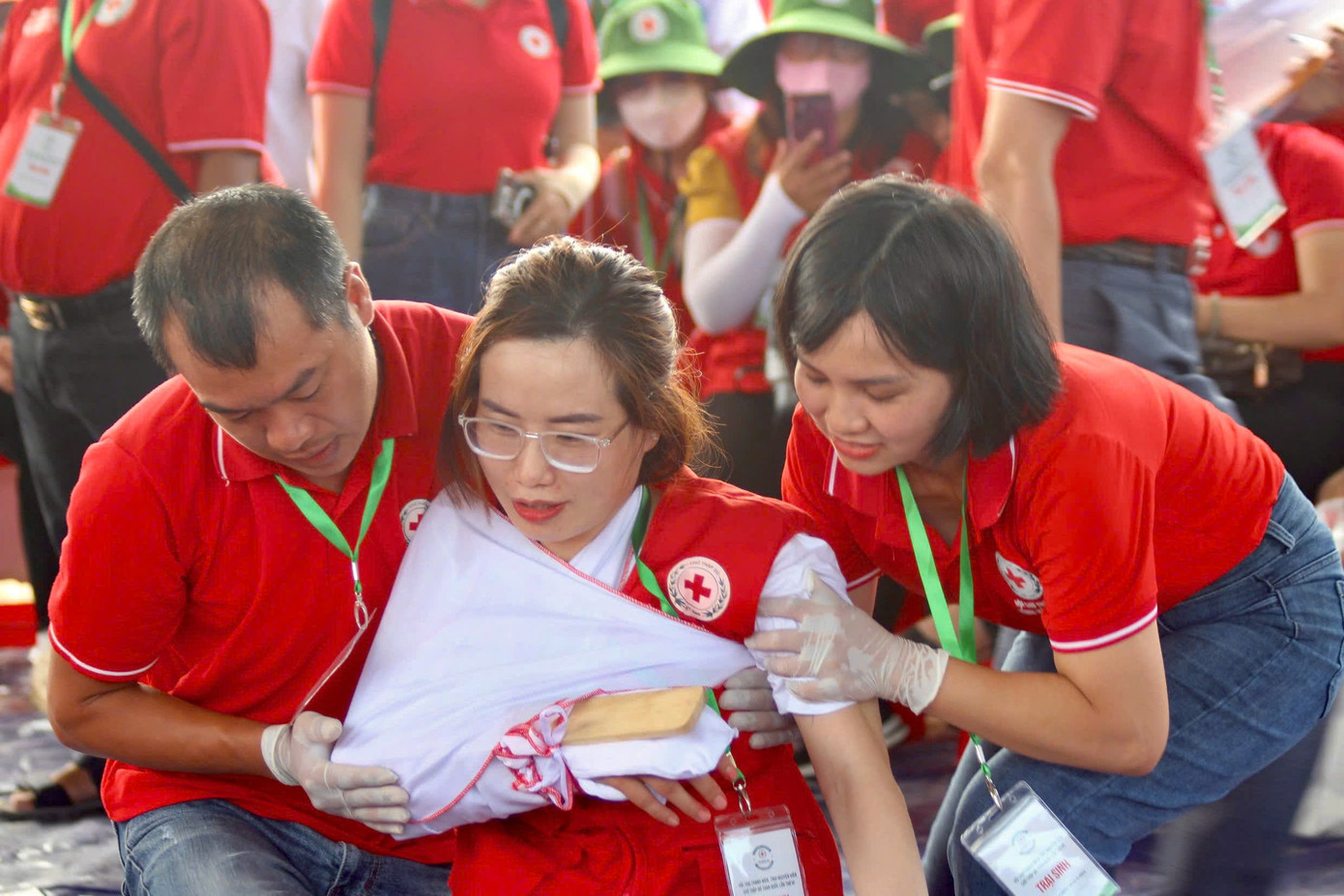 Ngày 14/8, tại TP Nha Trang, tỉnh Khánh Hòa, hội thi kỹ năng sơ cấp cứu với chủ đề “Sơ cấp cứu và thể thao” đã diễn ra trong không khí sôi động và hấp dẫn. Đây là một trong những hoạt động thường niên của Hội Chữ thập đỏ Việt Nam nhằm hưởng ứng Ngày Sơ cấp cứu thế giới và kêu gọi sự hưởng ứng của toàn xã hội đối với hoạt động sơ cấp cứu. Ngày 14/8, tại TP Nha Trang, tỉnh Khánh Hòa, hội thi kỹ năng sơ cấp cứu với chủ đề “Sơ cấp cứu và thể thao” đã diễn ra trong không khí sôi động và hấp dẫn. Đây là một trong những hoạt động thường niên của Hội Chữ thập đỏ Việt Nam nhằm hưởng ứng Ngày Sơ cấp cứu thế giới và kêu gọi sự hưởng ứng của toàn xã hội đối với hoạt động sơ cấp cứu.