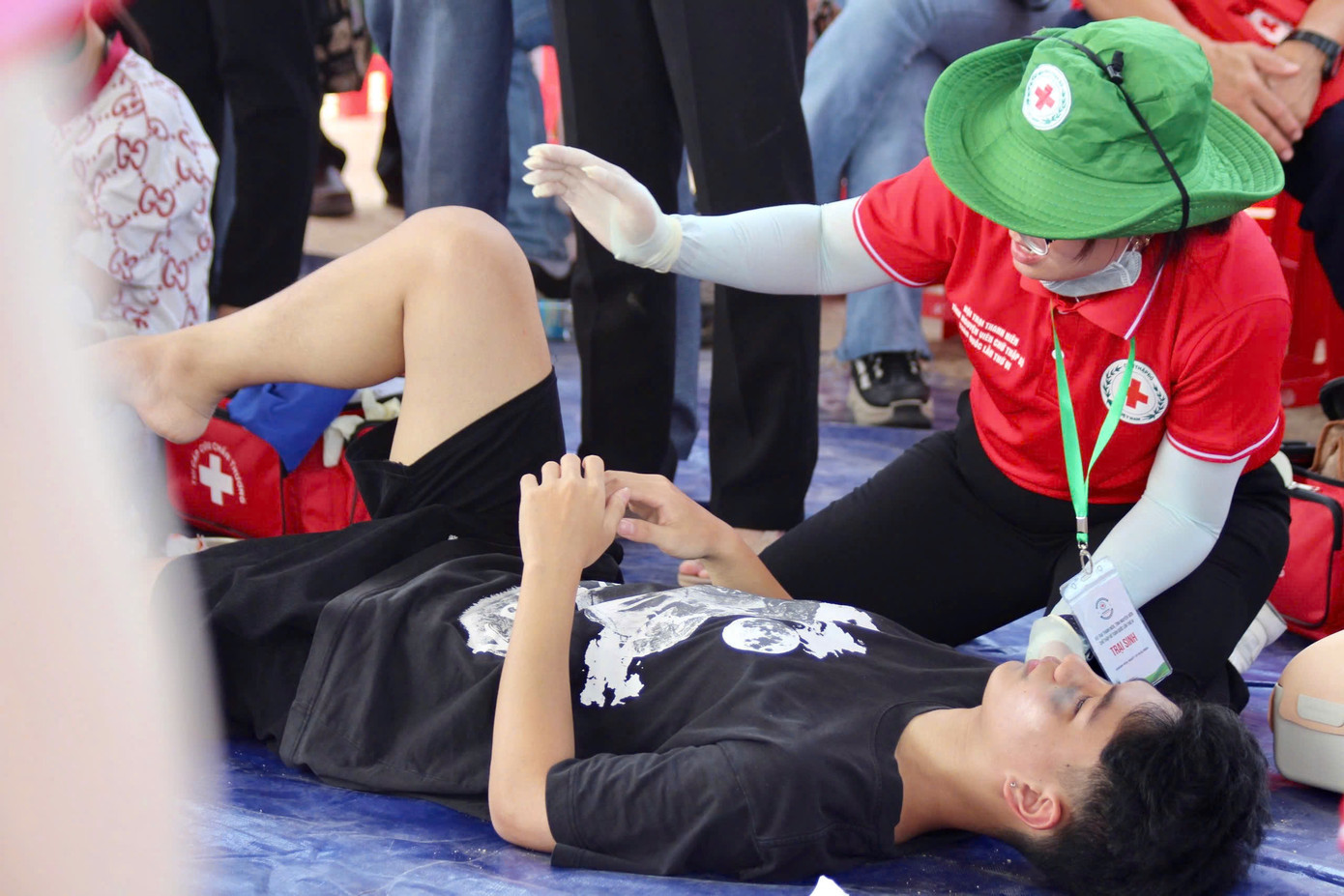 Trong quá trình sơ cấp cứu, tình nguyện viên còn phải thường xuyên giao tiếp để trấn an tâm lý nạn nhân. Trong quá trình sơ cấp cứu, tình nguyện viên còn phải thường xuyên giao tiếp để trấn an tâm lý nạn nhân.