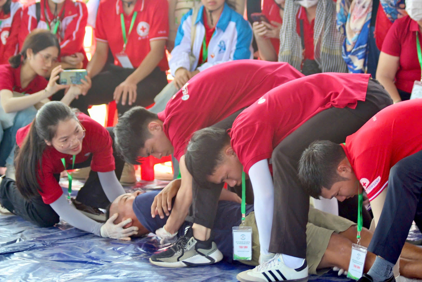 Tình nguyện viên Nguyễn Thị Thủy (đến từ Thái Bình) chia sẻ: “Sơ cấp cứu là một phần quan trọng trong chăm sóc cấp cứu, làm tăng khả năng sống sót và giảm các ảnh hưởng do bệnh tật, chấn thương của nạn nhân. Hội thi là dịp để các anh chị em trên toàn quốc được gặp gỡ, giao lưu, trao đổi kinh nghiệm về kỹ năng sơ cấp cứu. Từ đó có thể góp sức cứu sống nhiều người”. Tình nguyện viên Nguyễn Thị Thủy (đến từ Thái Bình) chia sẻ: “Sơ cấp cứu là một phần quan trọng trong chăm sóc cấp cứu, làm tăng khả năng sống sót và giảm các ảnh hưởng do bệnh tật, chấn thương của nạn nhân. Hội thi là dịp để các anh chị em trên toàn quốc được gặp gỡ, giao lưu, trao đổi kinh nghiệm về kỹ năng sơ cấp cứu. Từ đó có thể góp sức cứu sống nhiều người”.