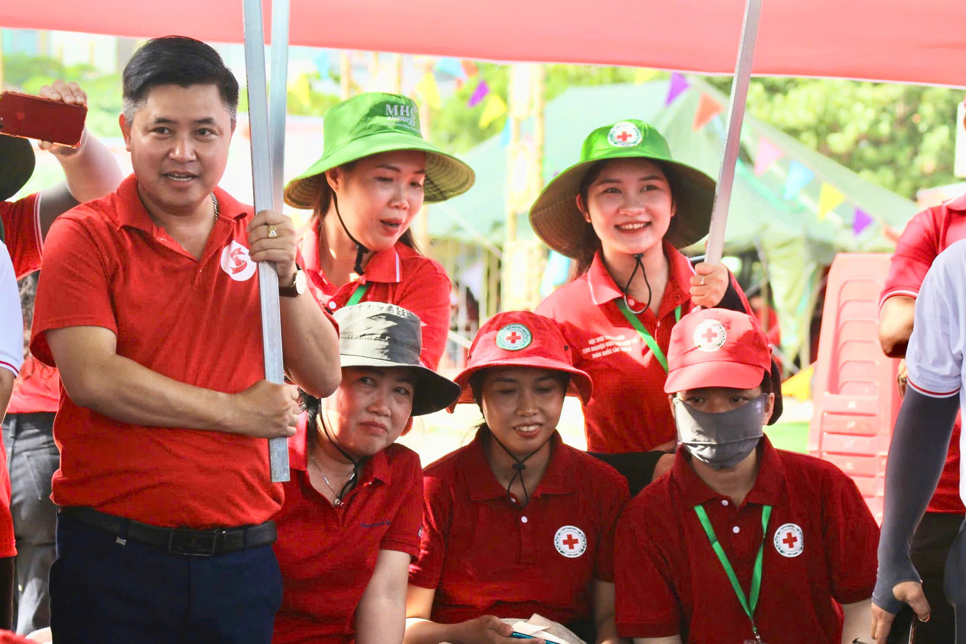 Đông đảo các tình nguyện viên Chữ thập đỏ trên toàn quốc theo dõi để trau dồi kinh nghiệm và cổ vũ các đội thi. Đông đảo các tình nguyện viên Chữ thập đỏ trên toàn quốc theo dõi để trau dồi kinh nghiệm và cổ vũ các đội thi.