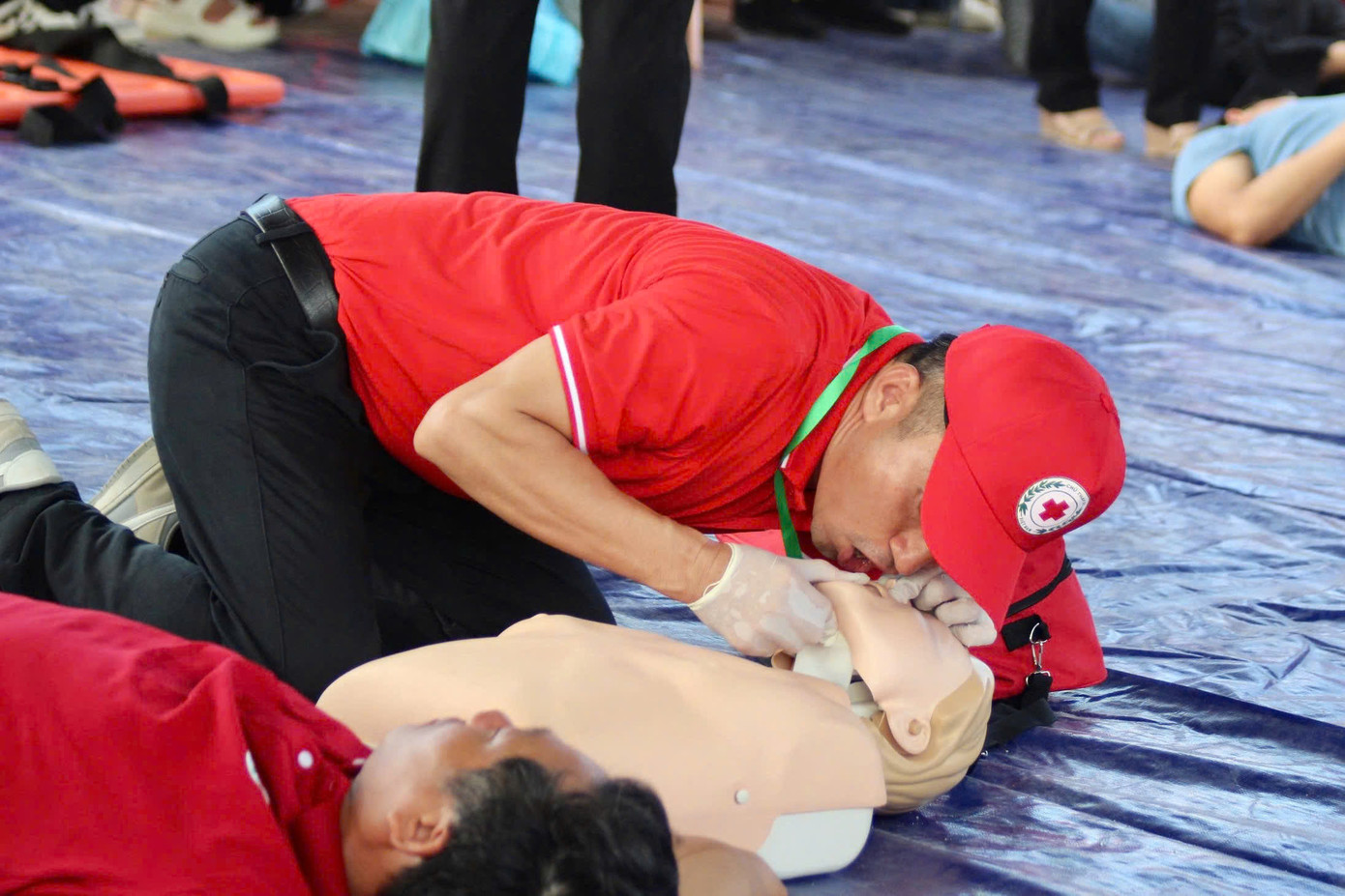 Một tình nguyện viên thể hiện kỹ năng hô hấp nhân tạo cho nạn nhân bị ngưng tim, ngưng thở. Một tình nguyện viên thể hiện kỹ năng hô hấp nhân tạo cho nạn nhân bị ngưng tim, ngưng thở.