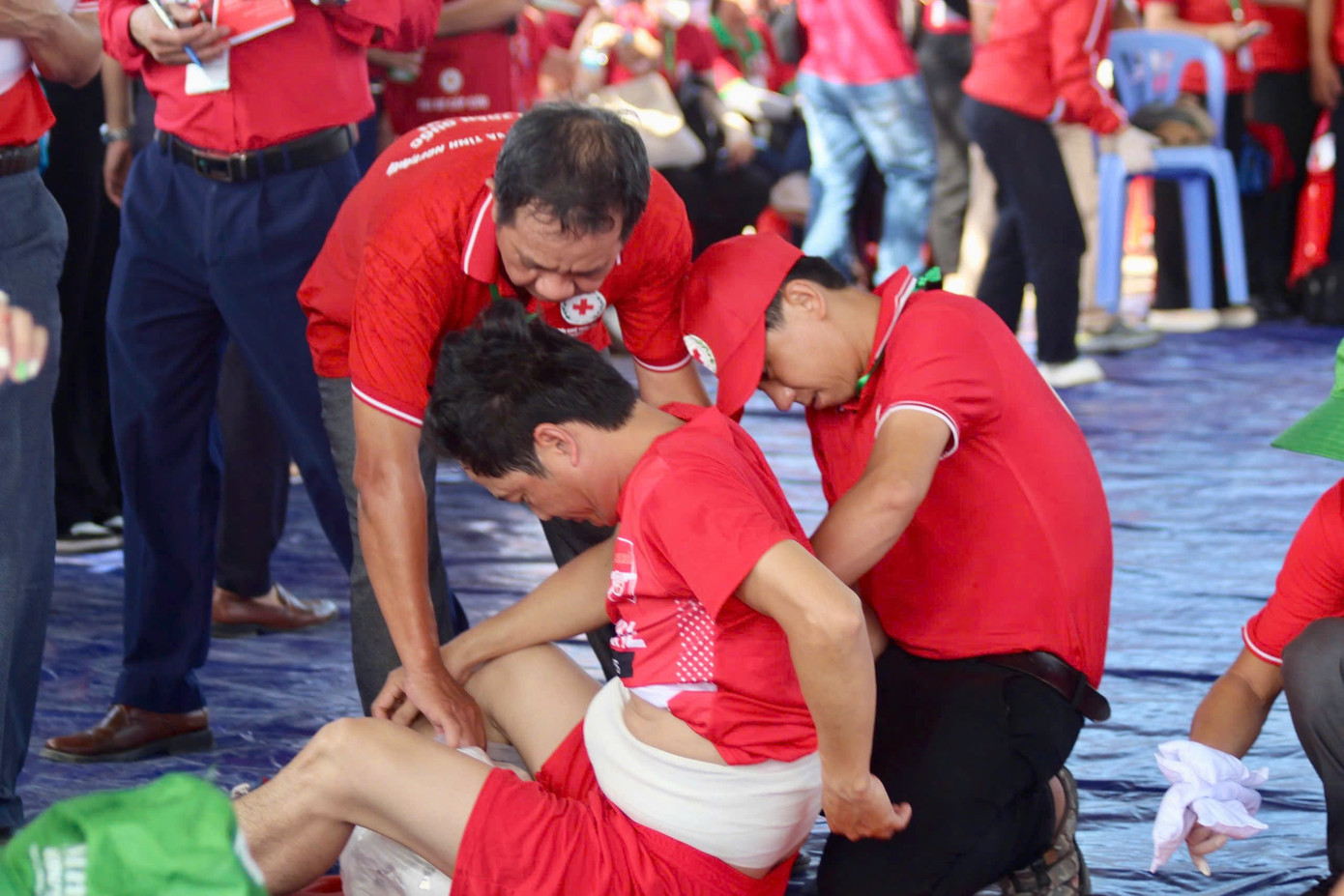 Tại hội thi, các đội thi đã đem đến phần tranh tài vô cùng hấp dẫn, kịch tính. Chỉ trong thời gian ngắn các tình nguyện viên đã thể hiện kỹ năng sơ cấp cứu chuẩn xác và tinh thần tập trung cao độ để trợ giúp hiệu quả cho nạn nhân. Tại hội thi, các đội thi đã đem đến phần tranh tài vô cùng hấp dẫn, kịch tính. Chỉ trong thời gian ngắn các tình nguyện viên đã thể hiện kỹ năng sơ cấp cứu chuẩn xác và tinh thần tập trung cao độ để trợ giúp hiệu quả cho nạn nhân.