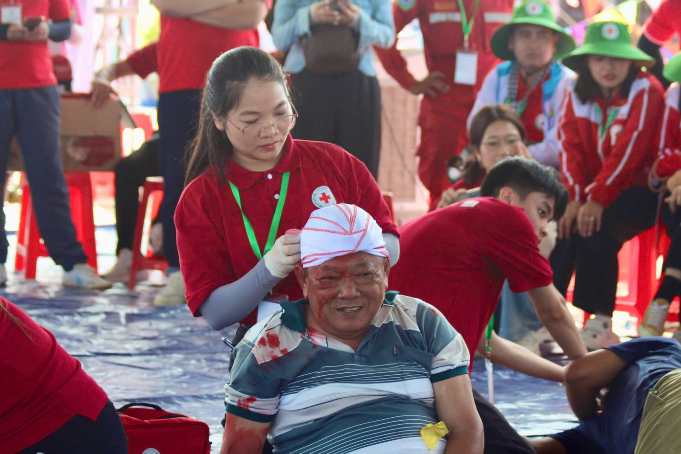 Ở phần thi thực hành kỹ năng sơ cấp cứu, mỗi đội thi sẽ có 15 phút xử trí các tình huống chấn thương, tai nạn gồm: Ngừng thở, ngừng tim, gãy xương, chảy máu và chấn thương phần mềm. Ở phần thi thực hành kỹ năng sơ cấp cứu, mỗi đội thi sẽ có 15 phút xử trí các tình huống chấn thương, tai nạn gồm: Ngừng thở, ngừng tim, gãy xương, chảy máu và chấn thương phần mềm.