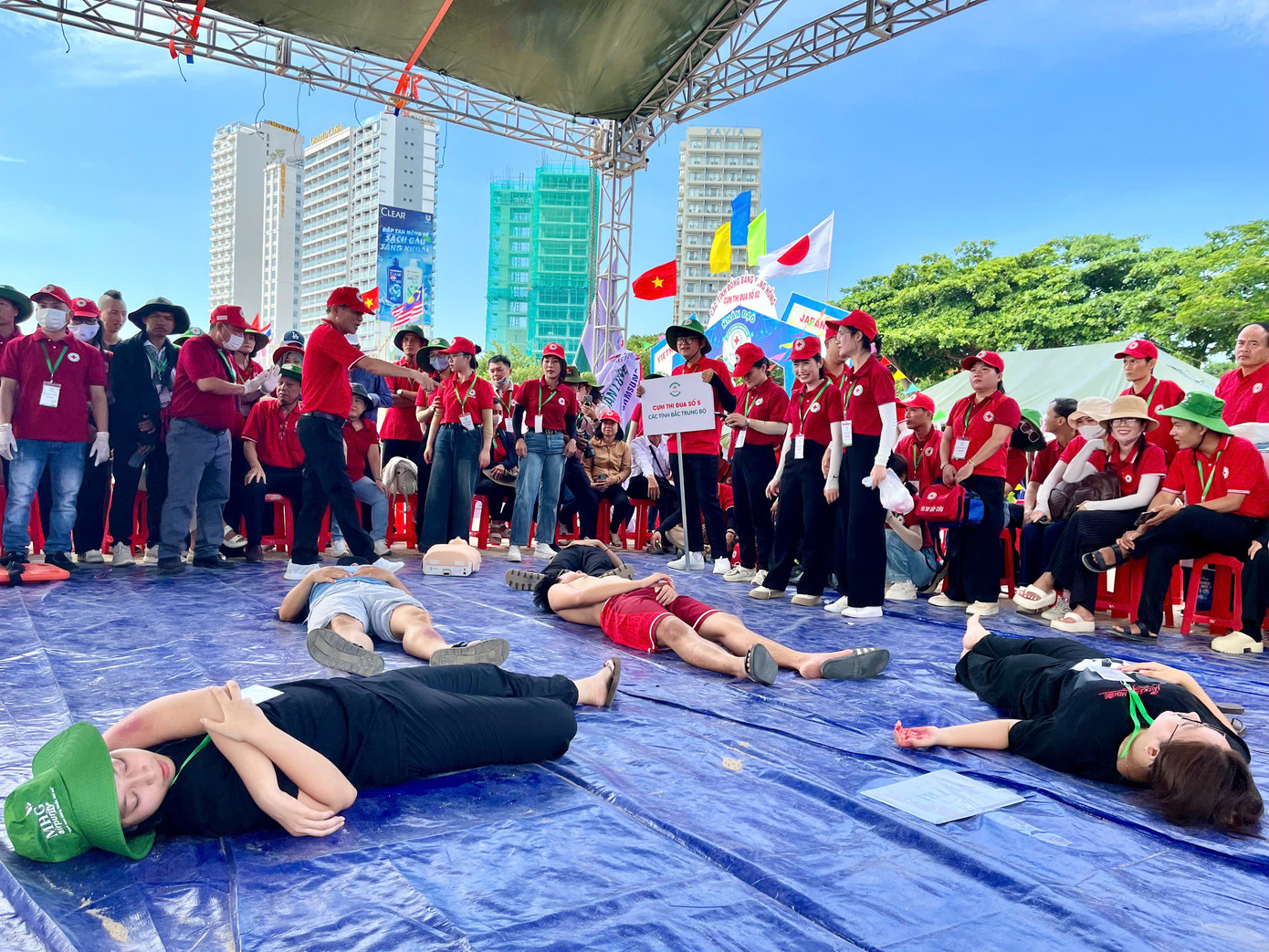 Tại hội thi, các thanh niên, tình nguyện viên sẽ xử trí sơ cấp cứu các tình huống tai nạn, chấn thương có thể xảy ra trong thể thao. Tại hội thi, các thanh niên, tình nguyện viên sẽ xử trí sơ cấp cứu các tình huống tai nạn, chấn thương có thể xảy ra trong thể thao.