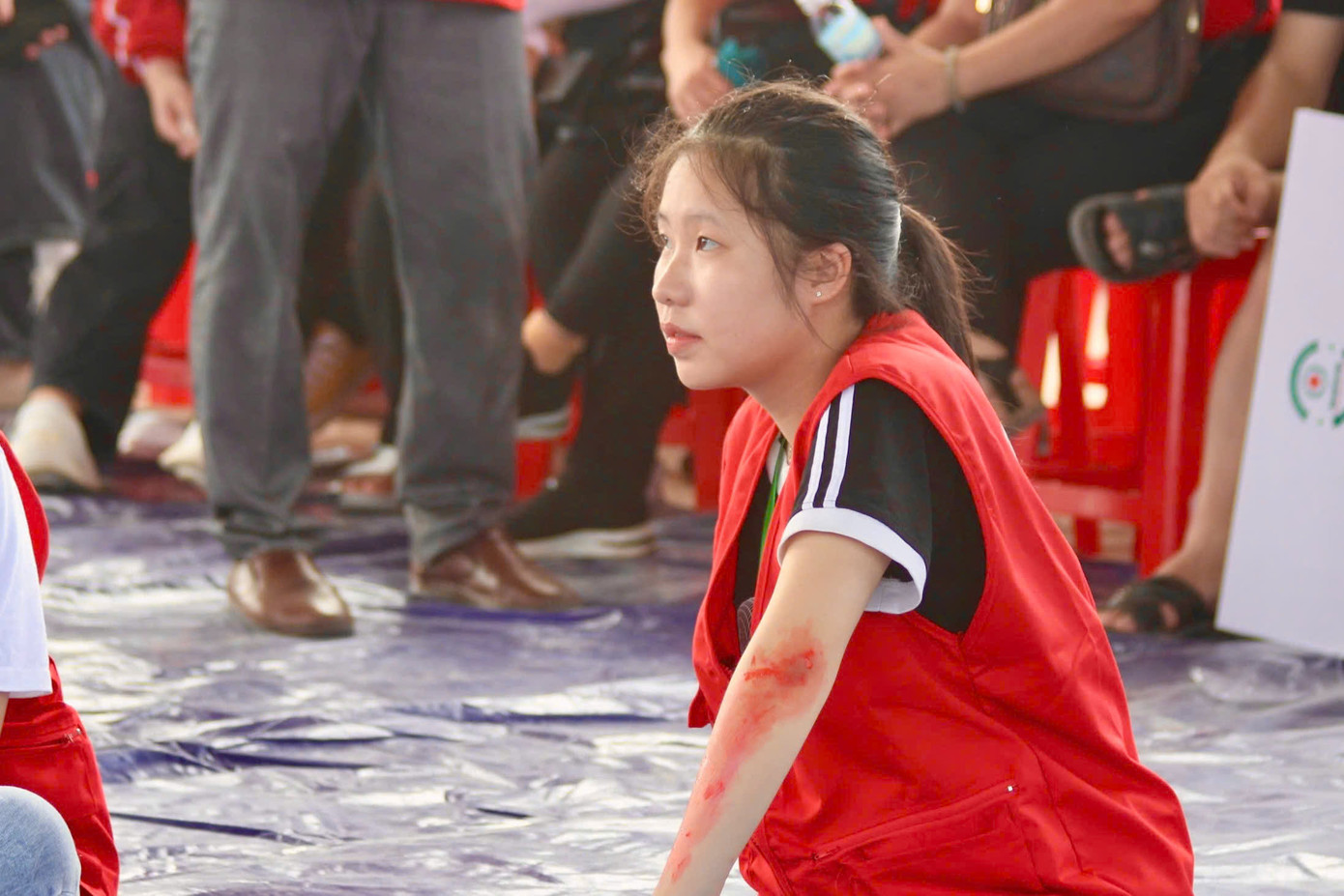 Trước khi bắt đầu kỹ năng sơ cứu, các đội thi có 10 phút thi hóa trang. Ở nội dung này, các thành viên trong đội phải hóa trang cho nạn nhân có dấu hiệu tai nạn, chấn thương rõ ràng theo đề thi. Đồng thời nạn nhân phải hợp tác tốt với người sơ cấp cứu. Trước khi bắt đầu kỹ năng sơ cứu, các đội thi có 10 phút thi hóa trang. Ở nội dung này, các thành viên trong đội phải hóa trang cho nạn nhân có dấu hiệu tai nạn, chấn thương rõ ràng theo đề thi. Đồng thời nạn nhân phải hợp tác tốt với người sơ cấp cứu.