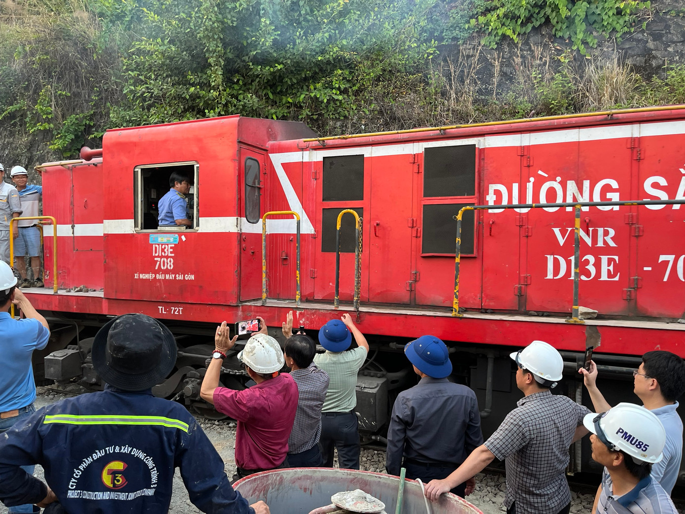 Hàng trăm người tại hiện trường chờ đợi khoảng khắc hầm Bãi Gió thông tàu sau gần 10 ngày nỗ lực khắc phục sạt lở.