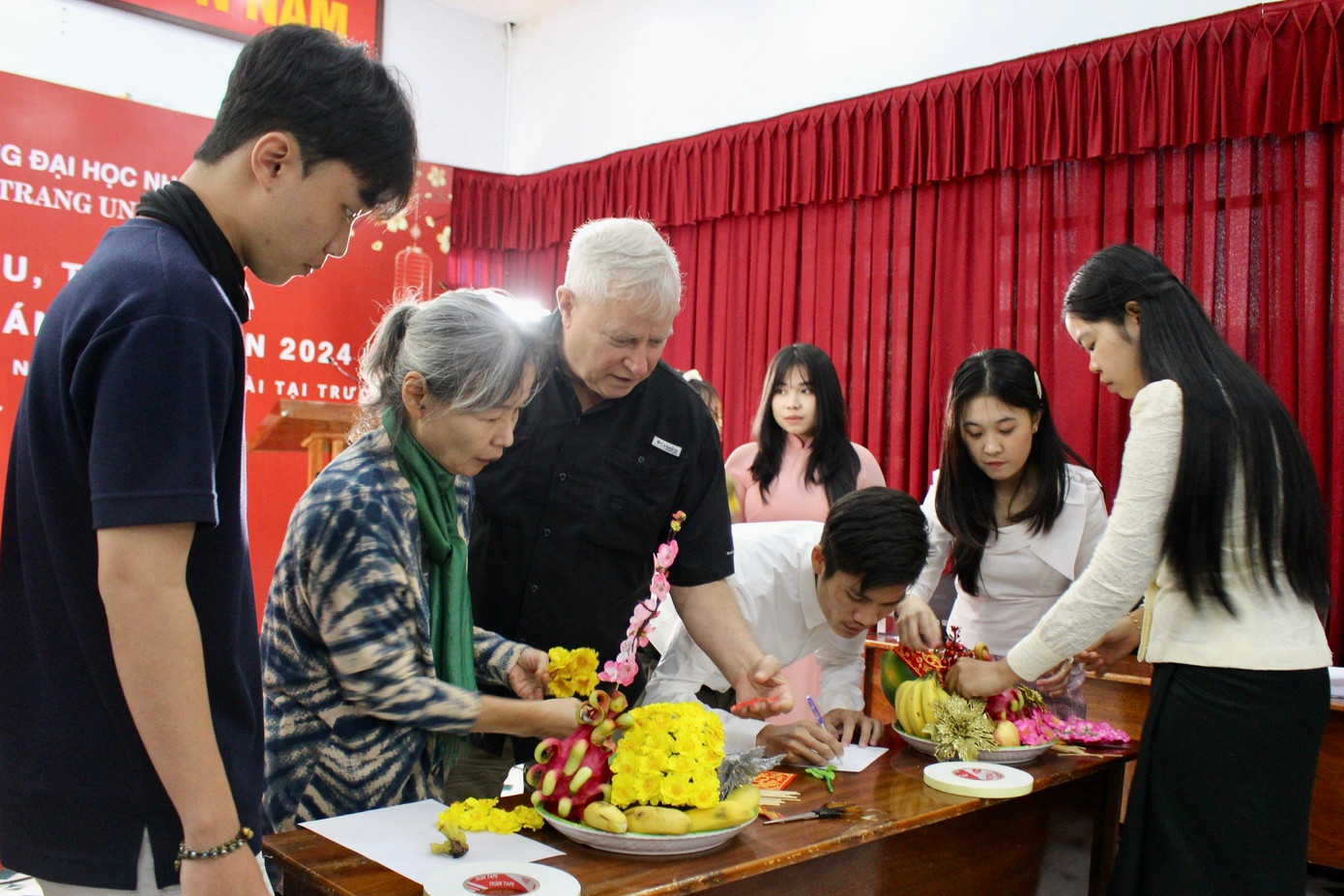 Chiều 22/1, trường Đại học Nha Trang (tỉnh Khánh Hòa) tổ chức hoạt động giao lưu, tìm hiểu tết Việt cho sinh viên người nước ngoài đang theo học tại trường. Chiều 22/1, trường Đại học Nha Trang (tỉnh Khánh Hòa) tổ chức hoạt động giao lưu, tìm hiểu tết Việt cho sinh viên người nước ngoài đang theo học tại trường.