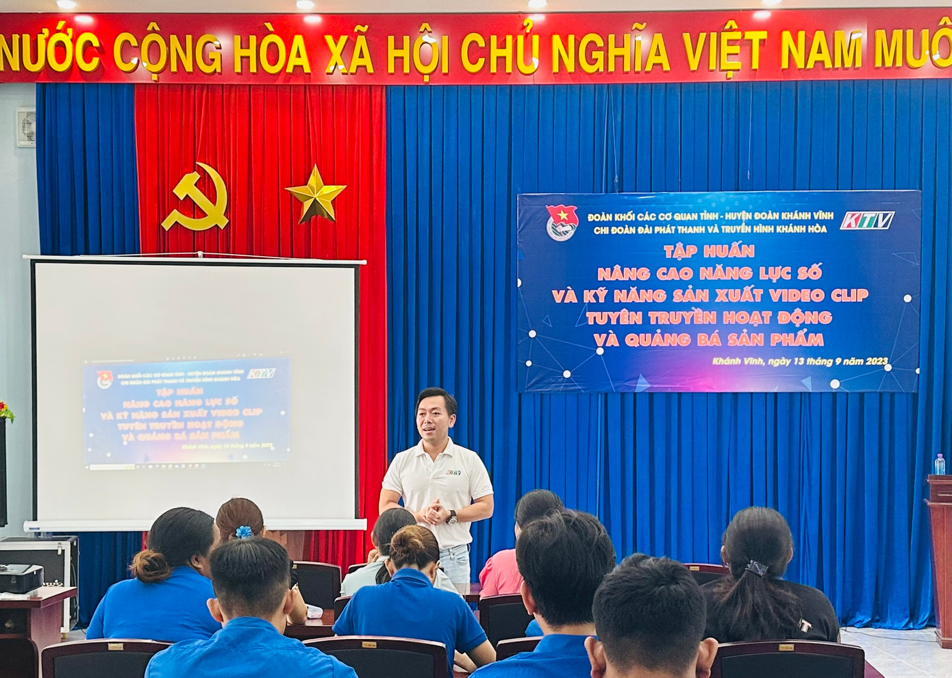 Anh Huy tập huấn làm video quảng bá sản phẩm bằng smartphone cho đoàn viên, thanh niên.