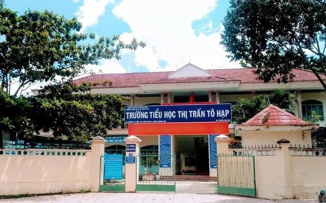 Gần 30 học sinh phải nhập viện sau khi ăn cơm cuộn, cơm năm trước cổng trường.