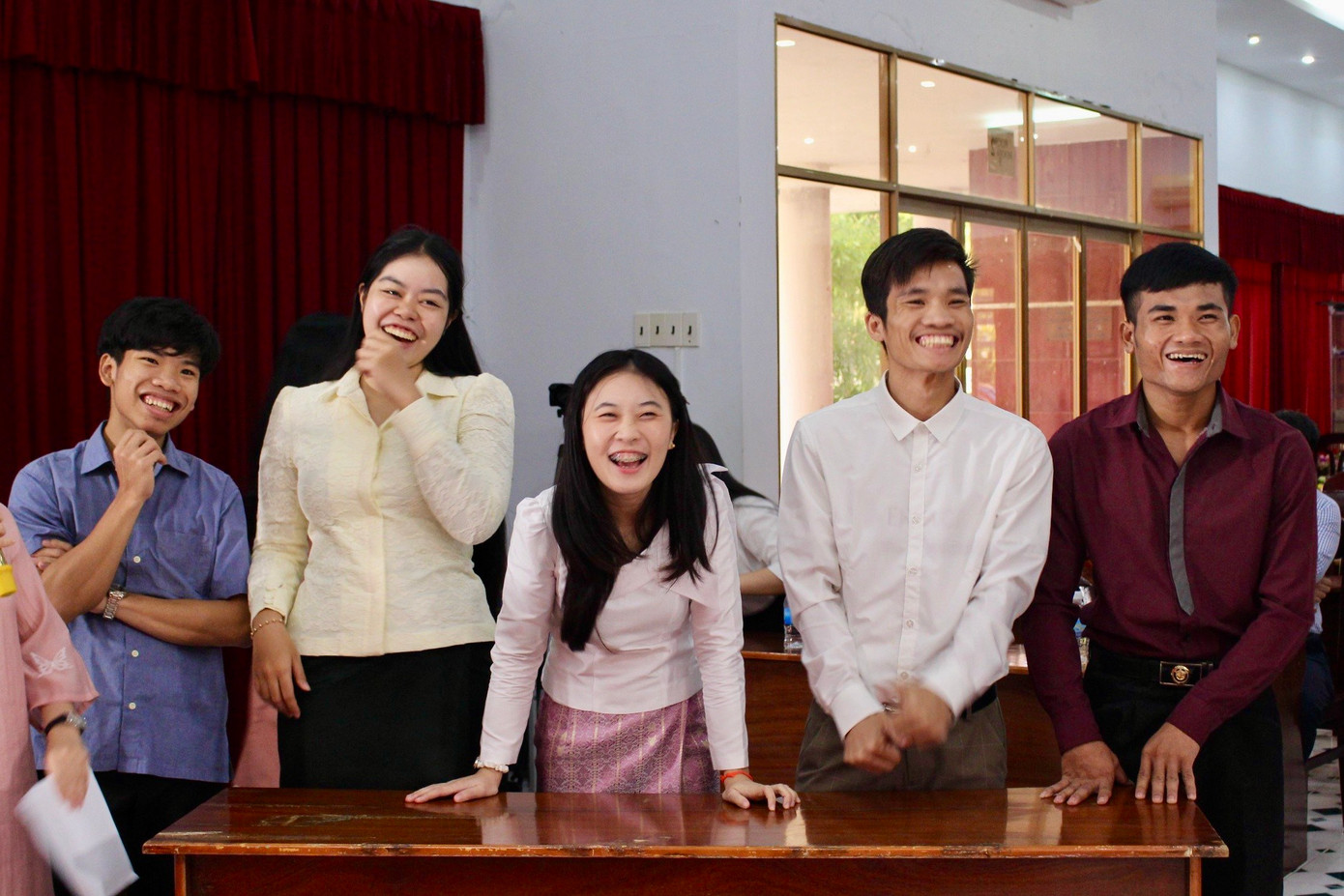 Các bạn sinh viên hào hứng và lạ lẫm khi lần đầu biết đến những phong tục đặc trưng của ngày tết cổ truyền Việt Nam. Các bạn sinh viên hào hứng và lạ lẫm khi lần đầu biết đến những phong tục đặc trưng của ngày tết cổ truyền Việt Nam.