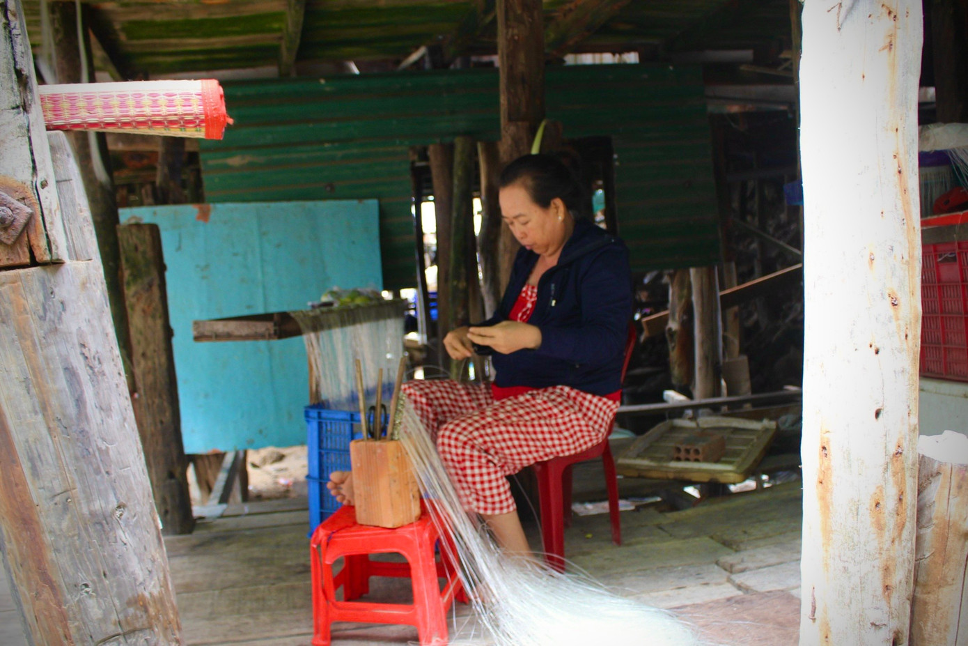 “Gia đình tôi bao thế hệ vươn khơi bám biển, dù sống ở đây có nhiều bấp bênh nhưng nếu không đi biển cũng không biết phải làm nghề gì. Nếu được tái định cư đến nơi khác tôi mong muốn được tạo điều kiện tiếp tục đi biển hoặc có công ăn việc làm ổn định”, chị Huỳnh Thị Hà (50 tuổi) bày tỏ. “Gia đình tôi bao thế hệ vươn khơi bám biển, dù sống ở đây có nhiều bấp bênh nhưng nếu không đi biển cũng không biết phải làm nghề gì. Nếu được tái định cư đến nơi khác tôi mong muốn được tạo điều kiện tiếp tục đi biển hoặc có công ăn việc làm ổn định”, chị Huỳnh Thị Hà (50 tuổi) bày tỏ.