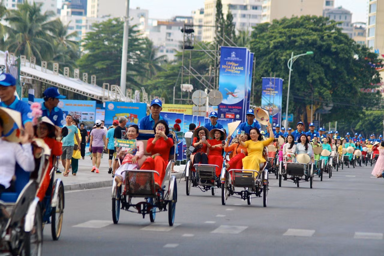 Bà Nguyễn Hoàng Thúy Quỳnh (đến từ Hà Nội) cho biết: “Hình ảnh đoàn người trong tà áo dài và xích lô diễu hành khắp tuyến đường vô cùng đẹp. Được chứng kiến hoạt động này tôi cảm thấy rất bồi hồi, tự hào khi mình là người Việt Nam”. Bà Nguyễn Hoàng Thúy Quỳnh (đến từ Hà Nội) cho biết: “Hình ảnh đoàn người trong tà áo dài và xích lô diễu hành khắp tuyến đường vô cùng đẹp. Được chứng kiến hoạt động này tôi cảm thấy rất bồi hồi, tự hào khi mình là người Việt Nam”.