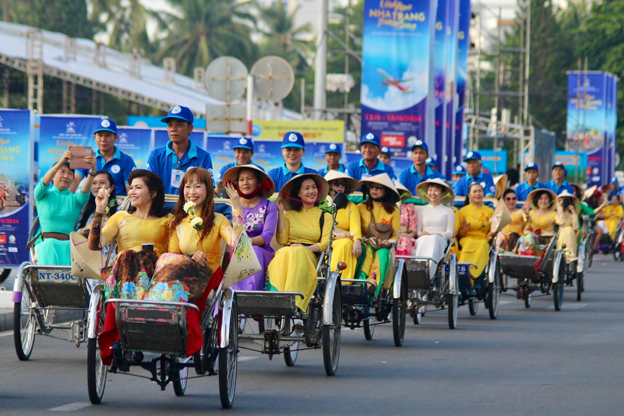 Tại chương trình, 1.500 phụ nữ là những quân nhân, bác sĩ, y tá, công nhân viên chức, cựu cán bộ, học sinh, sinh viên… đến từ các đơn vị, địa phương thuộc tỉnh Khánh Hòa trong trang phục áo dài, ngồi xích lô diễu hành trên phố.