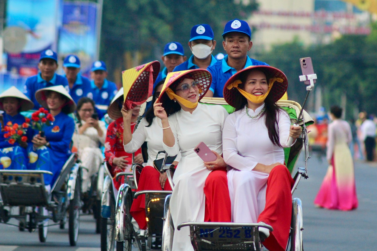 Nhiều người không quên lưu giữ những khoảnh khắc thật đẹp và đáng nhớ này.