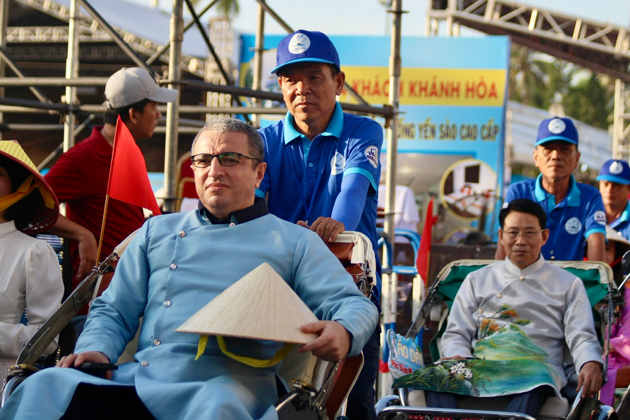 Các đại biểu nước ngoài vô cùng hào hứng khi được trải nghiệm mặc áo dài, ngồi xích lô diễu hành trên phố mang đậm nét văn hóa Việt Nam.