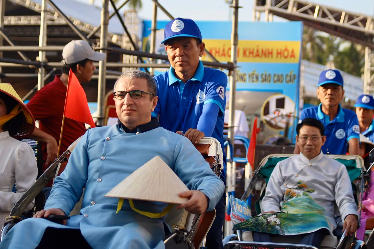 Các đại biểu nước ngoài vô cùng hào hứng khi được trải nghiệm mặc áo dài, ngồi xích lô diễu hành trên phố mang đậm nét văn hóa Việt Nam. Các đại biểu nước ngoài vô cùng hào hứng khi được trải nghiệm mặc áo dài, ngồi xích lô diễu hành trên phố mang đậm nét văn hóa Việt Nam.