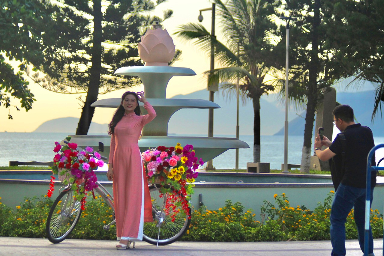Chiếc áo dài càng tôn lên vẻ đẹp của người phụ nữ Việt Nam trên phố biển Nha Trang.
