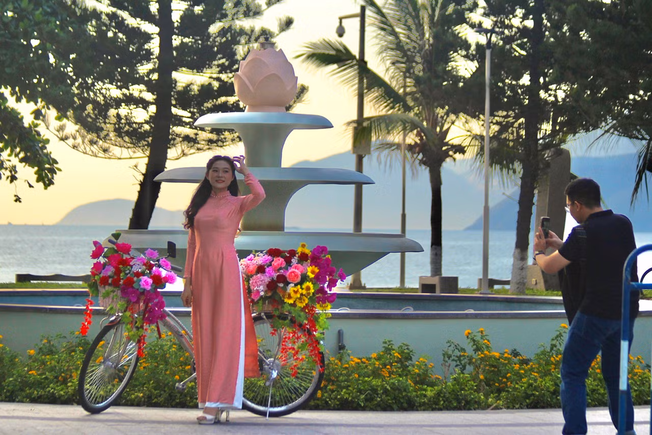 Chiếc áo dài càng tôn lên vẻ đẹp của người phụ nữ Việt Nam trên phố biển Nha Trang. Chiếc áo dài càng tôn lên vẻ đẹp của người phụ nữ Việt Nam trên phố biển Nha Trang.