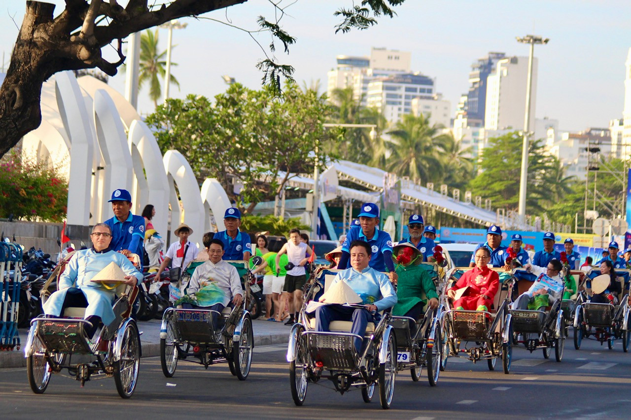 Lãnh đạo tỉnh Khánh Hòa và các đại biểu cùng tham gia vào đoàn diễu hành.