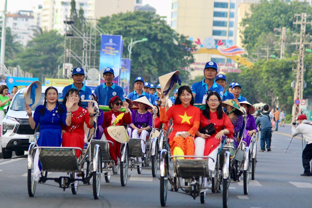 Đoàn diễu hành theo từng đợt, mỗi lượt có 250 xe xích lô di chuyển song song với nhau. Đoàn diễu hành di chuyển trên cung đường biển theo lộ trình từ quảng trường 2/4 đi dọc đường Trần Phú đến công viên Yến Phi và ngược lại.