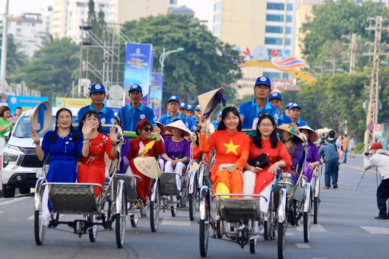 Đoàn diễu hành theo từng đợt, mỗi lượt có 250 xe xích lô di chuyển song song với nhau. Đoàn diễu hành di chuyển trên cung đường biển theo lộ trình từ quảng trường 2/4 đi dọc đường Trần Phú đến công viên Yến Phi và ngược lại. Đoàn diễu hành theo từng đợt, mỗi lượt có 250 xe xích lô di chuyển song song với nhau. Đoàn diễu hành di chuyển trên cung đường biển theo lộ trình từ quảng trường 2/4 đi dọc đường Trần Phú đến công viên Yến Phi và ngược lại.
