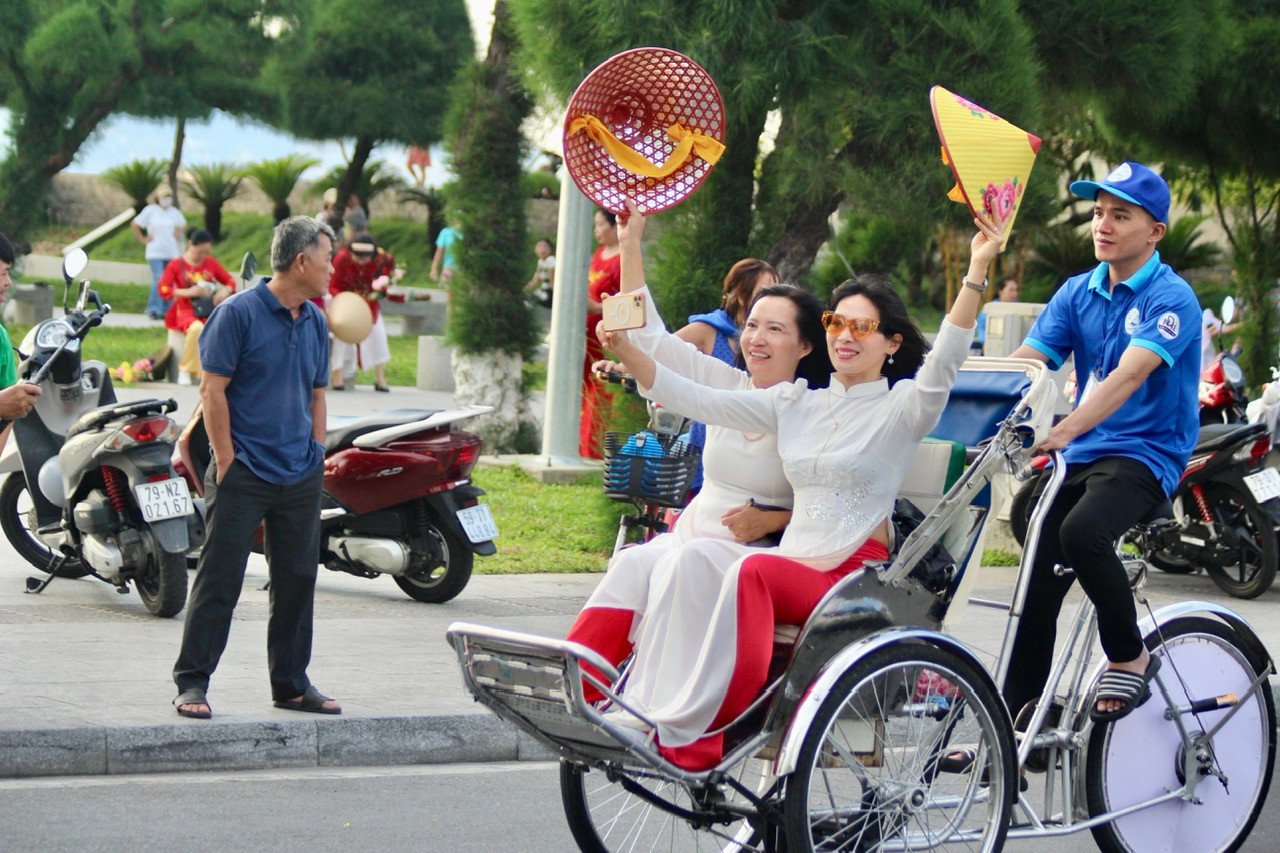 Bà Nguyễn Quỳnh Nga - Chủ tịch Hội Liên hiệp phụ nữ tỉnh Khánh Hòa - chia sẻ: Không gói gọn trong việc biểu diễn tại các sân khấu, việc tổ chức diễu hành áo dài mang một ý nghĩa rất quan trọng, đó là hoạt động biểu dương lực lượng các tầng lớp phụ nữ Khánh Hòa trên tất cả các lĩnh vực, biểu dương vẻ đẹp của chiếc áo dài Việt Nam.