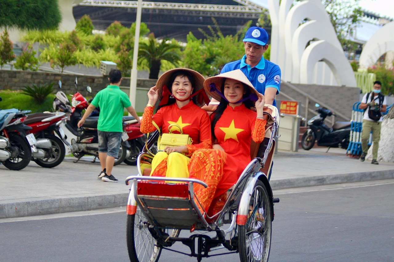 Những chiếc áo dài nhiều màu sắc đã làm bừng sáng cung đường biển tuyệt đẹp của TP Nha Trang.