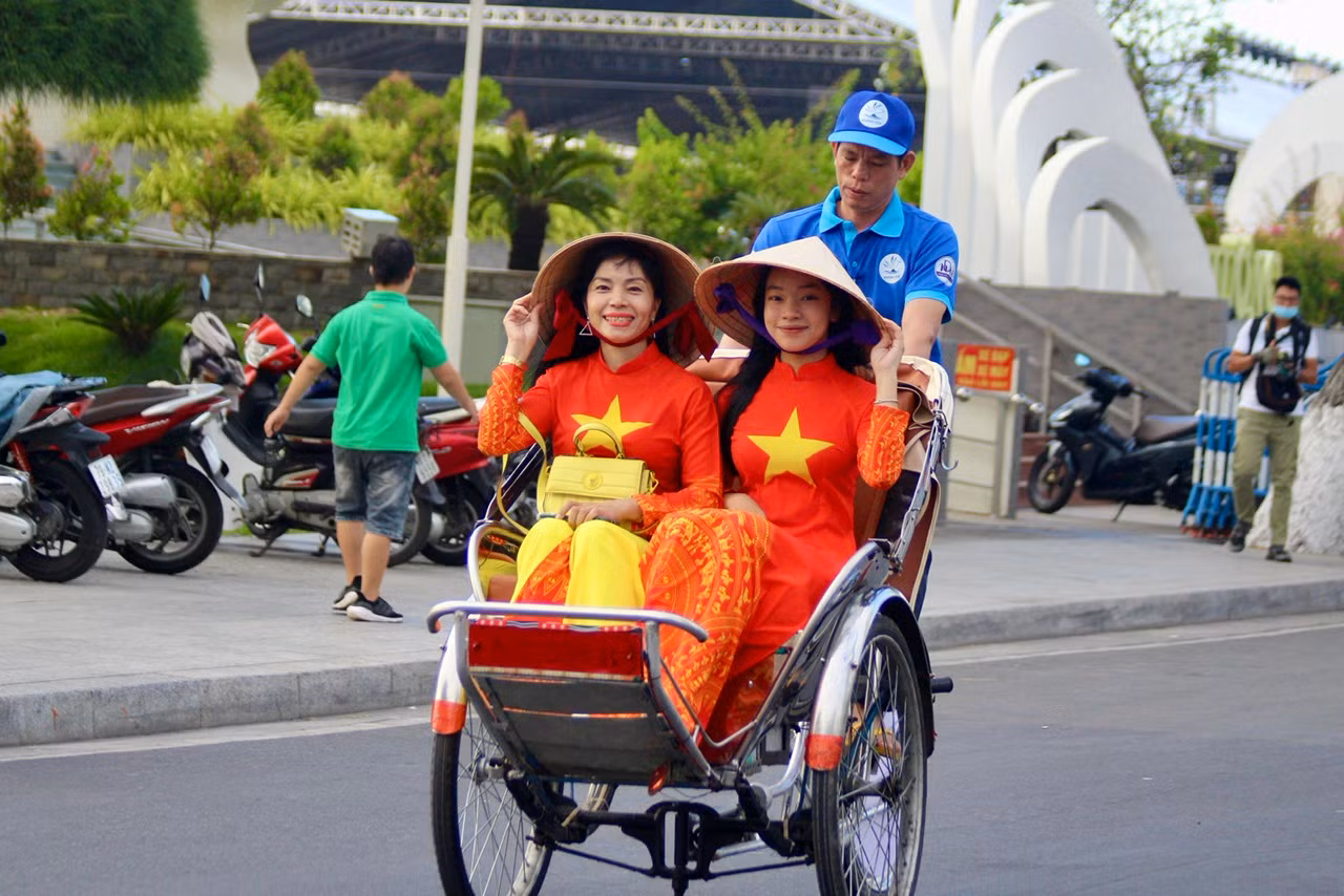 Những chiếc áo dài nhiều màu sắc đã làm bừng sáng cung đường biển tuyệt đẹp của TP Nha Trang. Những chiếc áo dài nhiều màu sắc đã làm bừng sáng cung đường biển tuyệt đẹp của TP Nha Trang.
