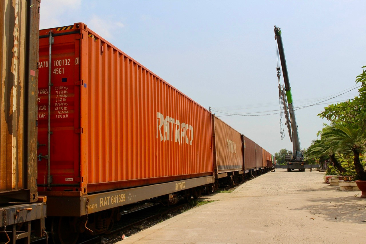 Do ga Hòa Huỳnh có đường vào thuận lợi, sân bãi rộng nên có thể liên tục cẩu được hàng hóa, container. Theo đại diện ga Hòa Huỳnh (thị xã Ninh Hòa, tỉnh Khánh Hòa), mỗi ngày đơn vị phải trung chuyển hàng trăm tấn hàng hóa từ ga Hòa Huỳnh đến ga Diêu Trì (tỉnh Bình Định) và ngược lại.