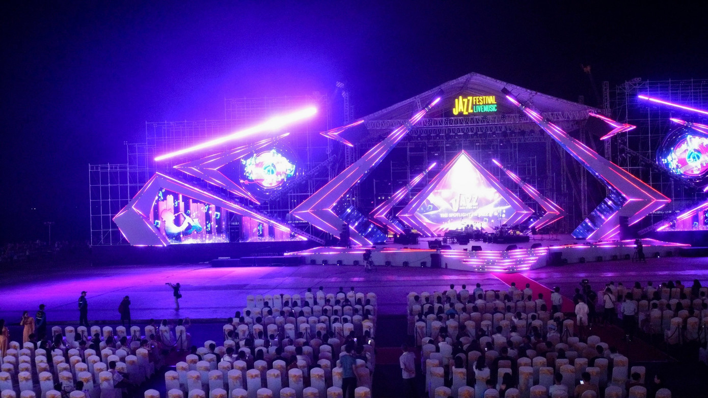 Sân khấu chương trình nằm trên bờ biển Nha Trang được chuẩn bị công phu nhiều ngày qua.