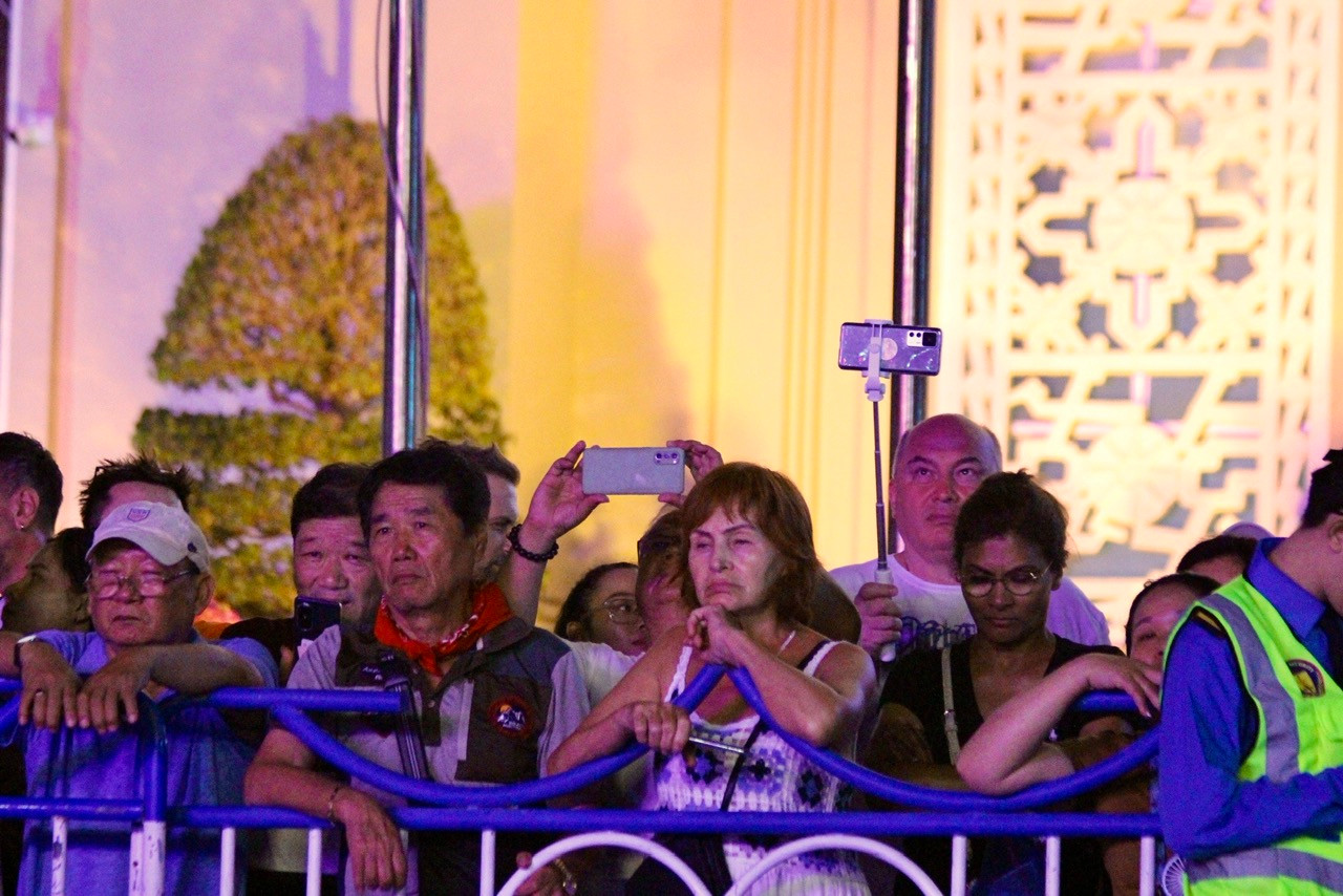 Người dân cùng du khách trong và ngoài nước đến thưởng thức chương trình.