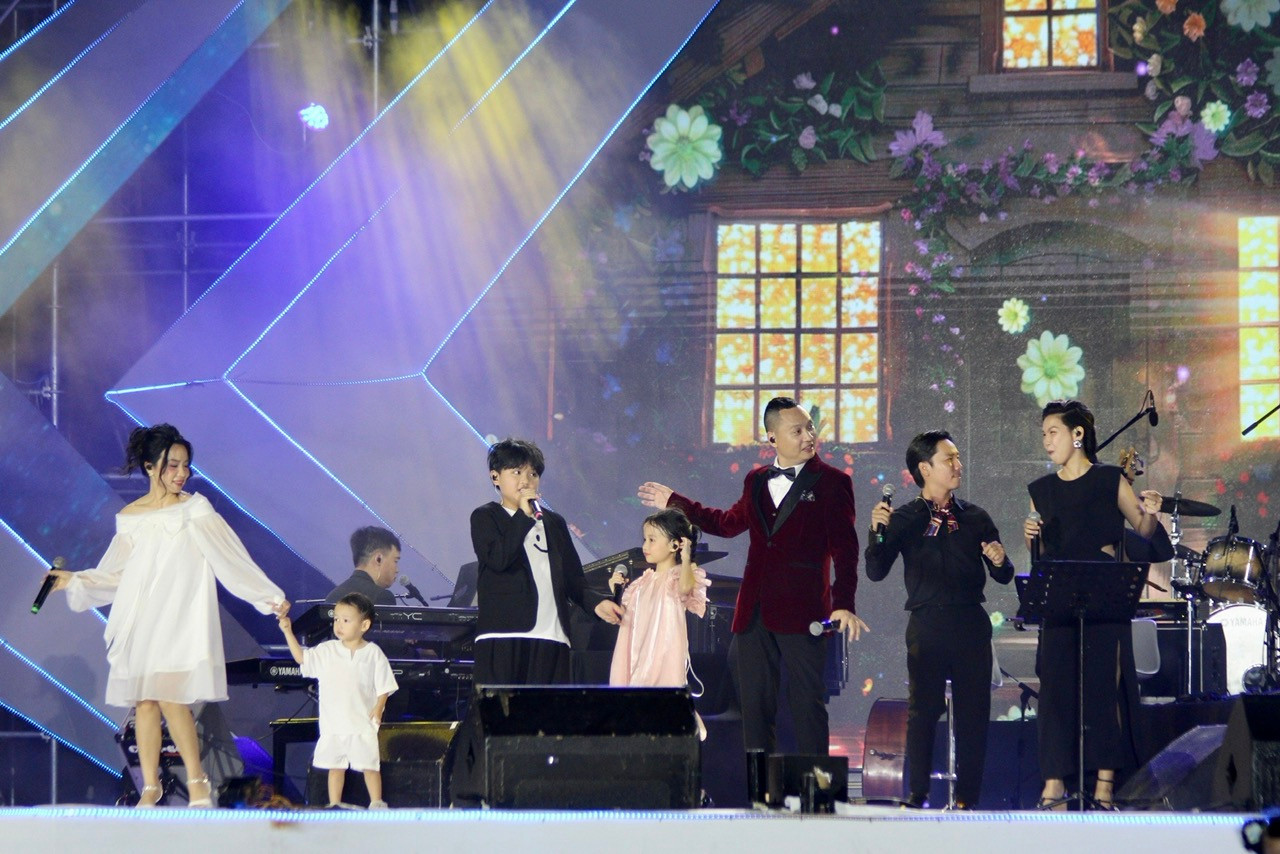 Với ý tưởng mới mẻ, sân khấu hiện đại, các nghệ sĩ Việt Nam, quốc tế hàng đầu biểu diễn cùng những tiết mục được đầu tư dàn dựng công phu đã mang đến một bữa tiệc âm nhạc ấn tượng.