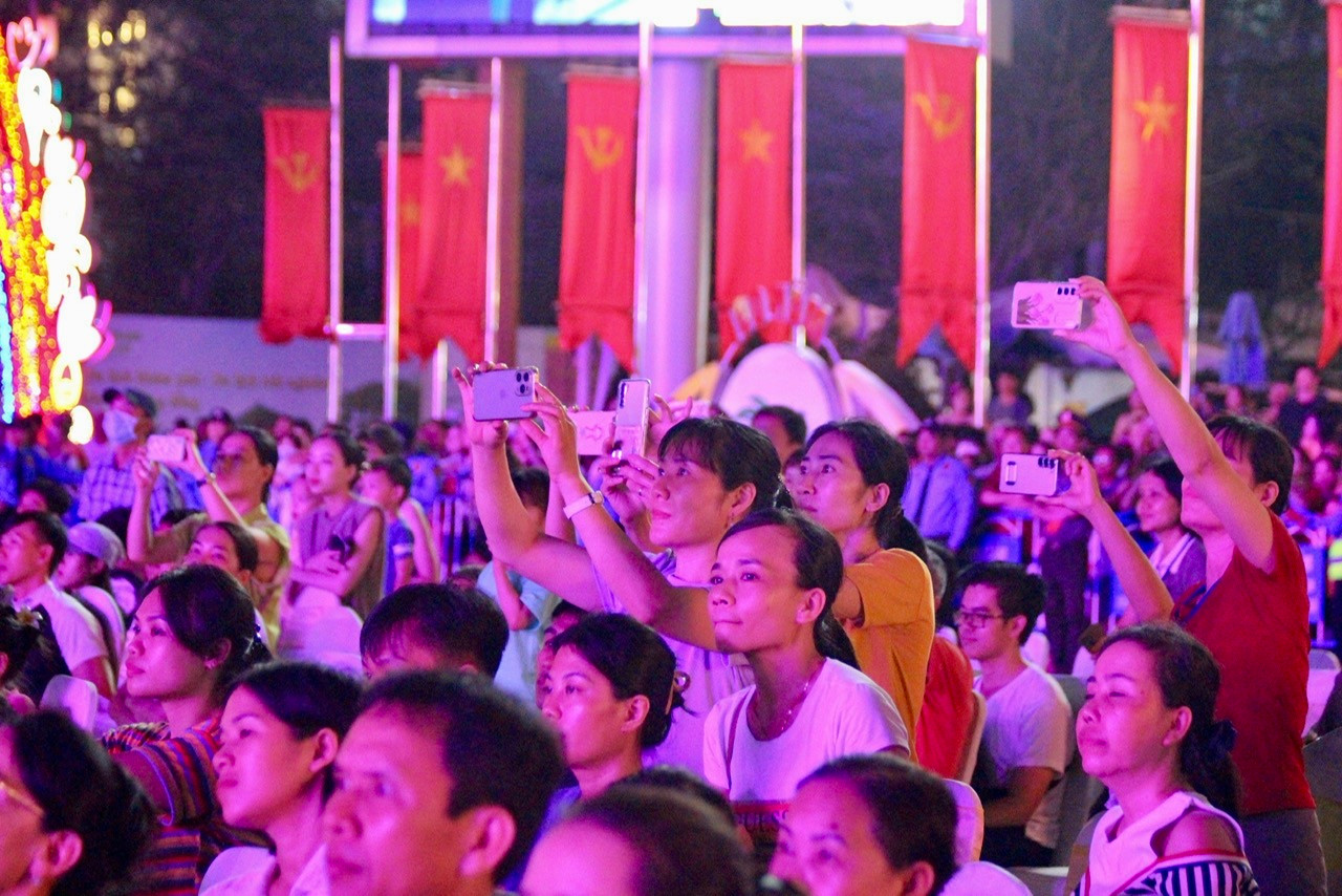 Khi sân khấu sáng đèn, âm nhạc vang lên bầu không khí đã thực sự bùng nổ. Hàng nghìn người chìm đắm trong giai điệu nhạc Jazz lôi cuốn.