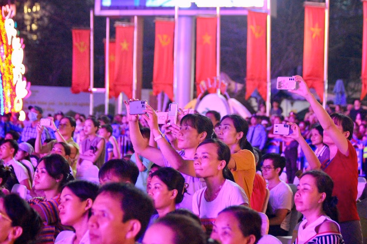 Khi sân khấu sáng đèn, âm nhạc vang lên bầu không khí đã thực sự bùng nổ. Hàng nghìn người chìm đắm trong giai điệu nhạc Jazz lôi cuốn.
