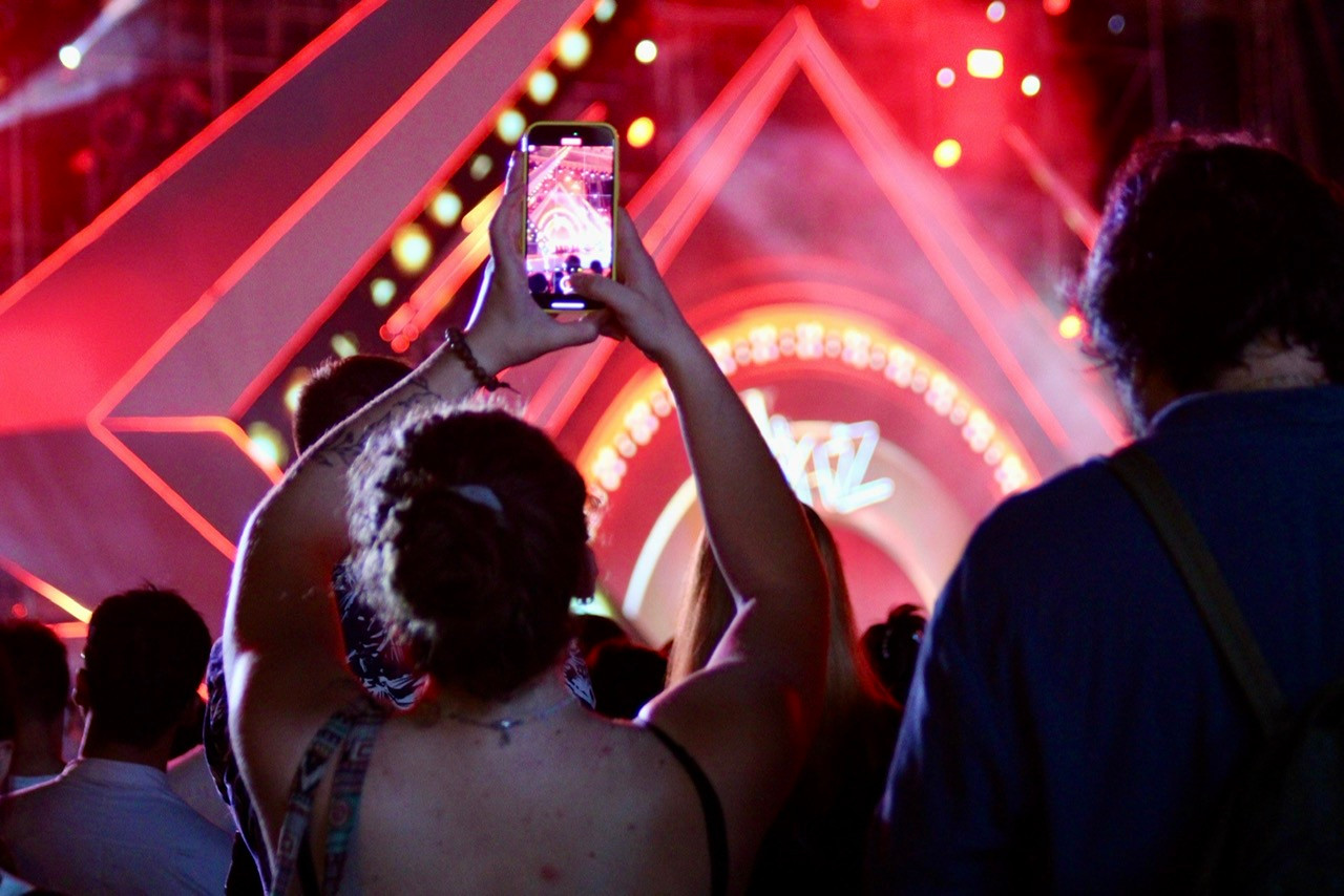 Một du khách ghi lại hình ảnh, giai điệu yêu thích.