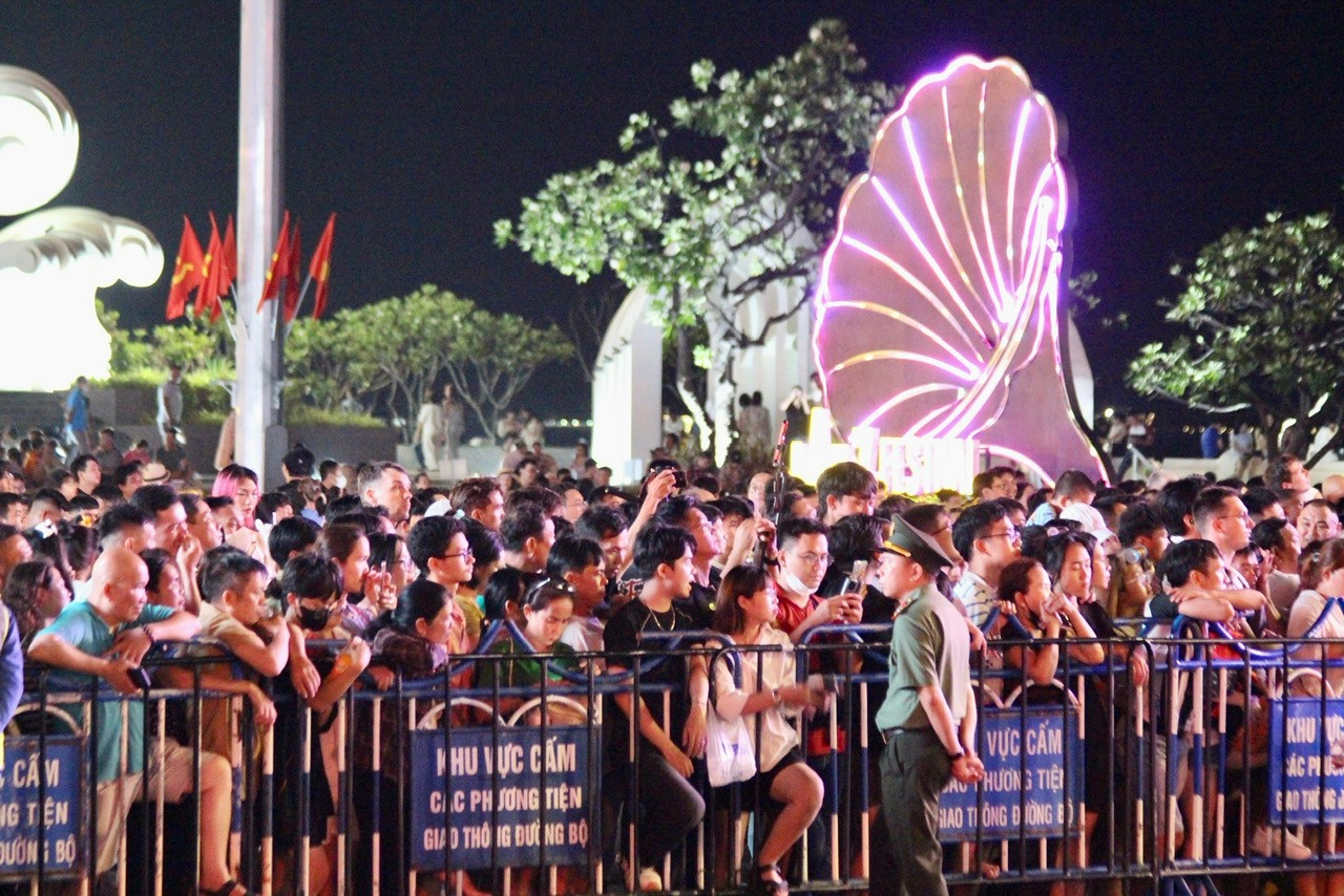 Theo ban tổ chức, chương trình diễn ra trong 5 ngày (từ ngày 27/4-1/5) tại Quảng trường 2/4 và sân bóng Thanh Niên, TP Nha Trang. Chương trình biểu diễn sẽ mở cửa tự do tại Quảng trường 2/4 vào các tối 27, 29/4 và 1/5 với các chủ đề lần lượt như: The spotlight off Jazz (khai mạc), The Latin Night và Jazz Flows (bế mạc).