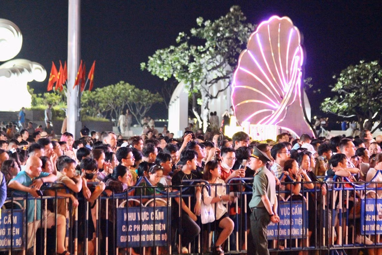 Theo ban tổ chức, chương trình diễn ra trong 5 ngày (từ ngày 27/4-1/5) tại Quảng trường 2/4 và sân bóng Thanh Niên, TP Nha Trang. Chương trình biểu diễn sẽ mở cửa tự do tại Quảng trường 2/4 vào các tối 27, 29/4 và 1/5 với các chủ đề lần lượt như: The spotlight off Jazz (khai mạc), The Latin Night và Jazz Flows (bế mạc).